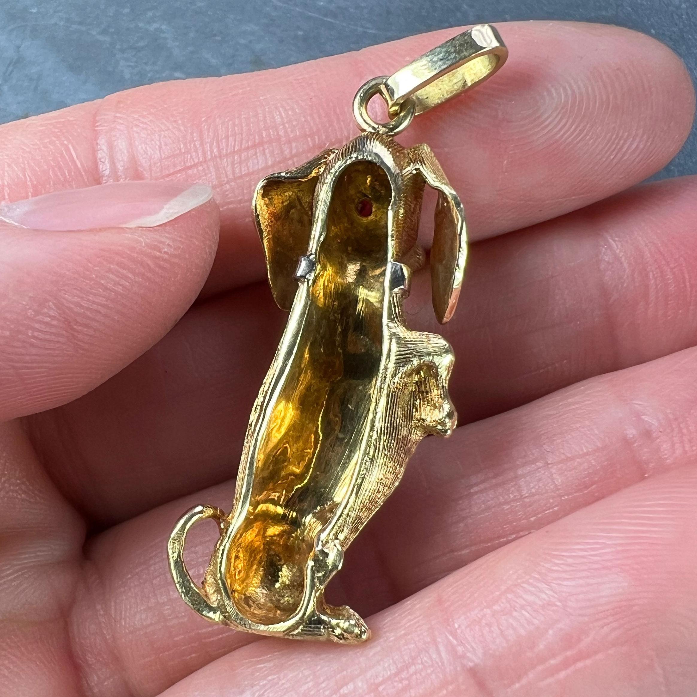 Colgante con dije de rubí de oro amarillo de 18 quilates de perro salchicha grande en venta 8