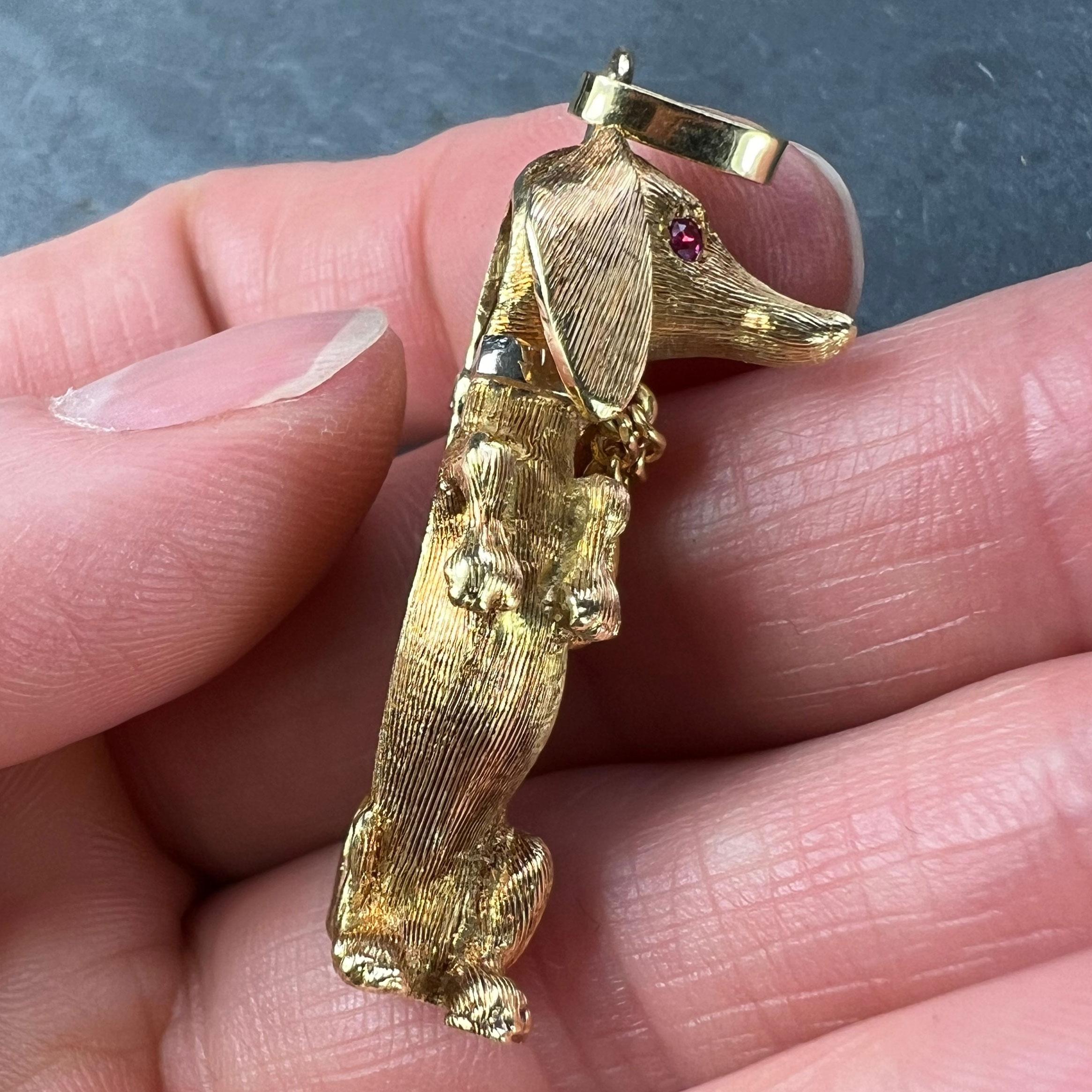 Colgante con dije de rubí de oro amarillo de 18 quilates de perro salchicha grande en venta 9