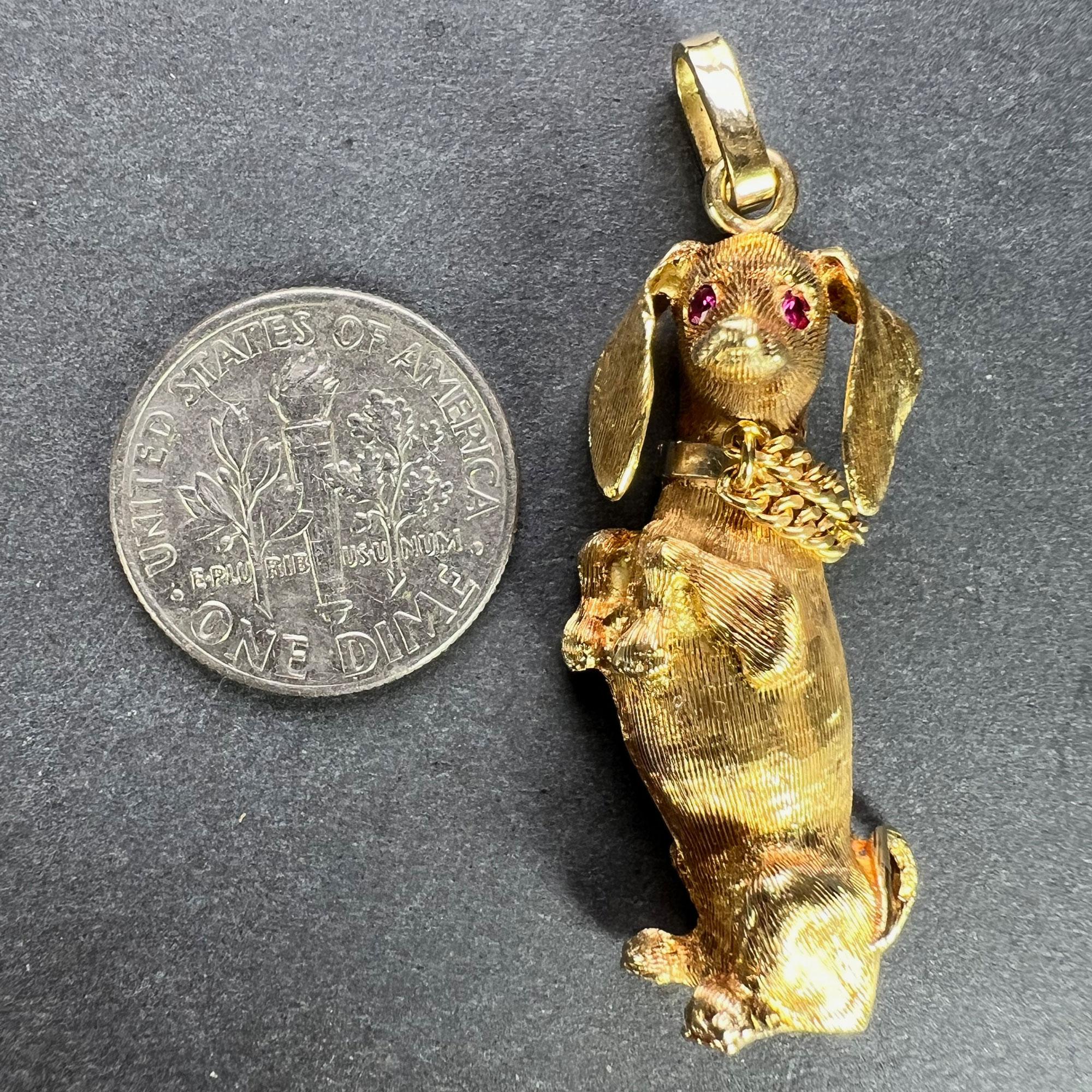 Colgante con dije de rubí de oro amarillo de 18 quilates de perro salchicha grande en venta 11