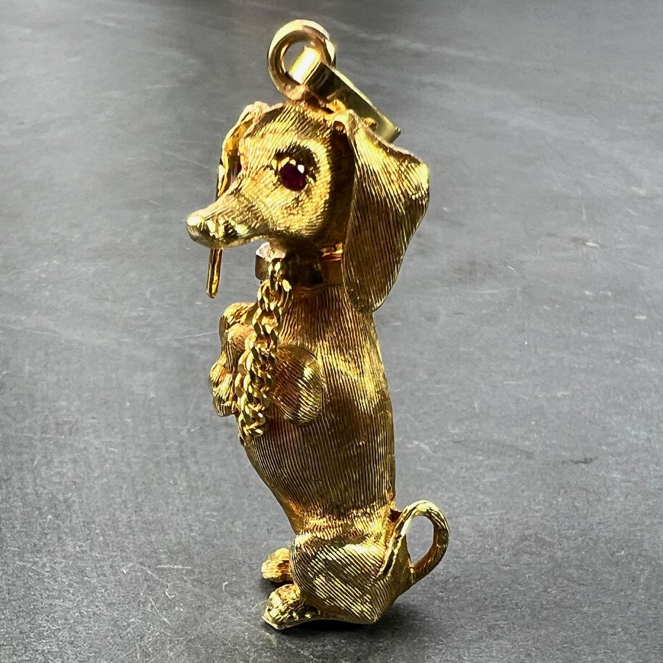 Colgante con dije de rubí de oro amarillo de 18 quilates de perro salchicha grande Corte redondo en venta
