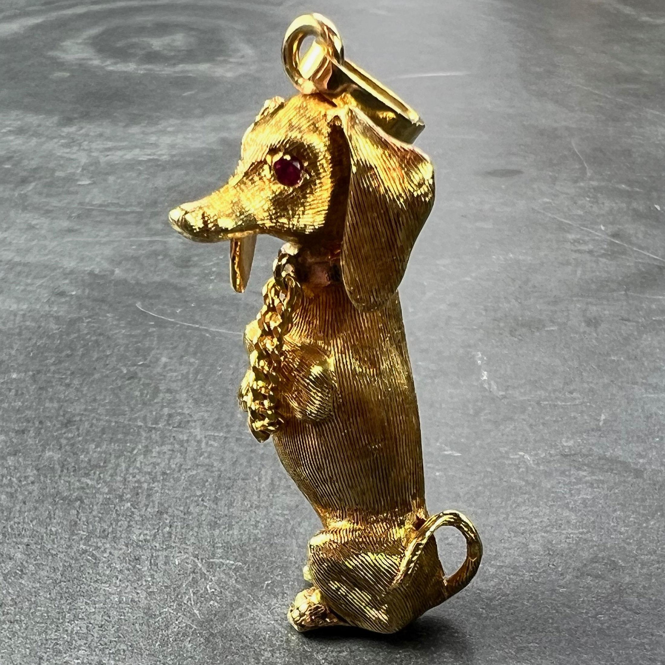 Colgante con dije de rubí de oro amarillo de 18 quilates de perro salchicha grande en Bueno estado para la venta en London, GB