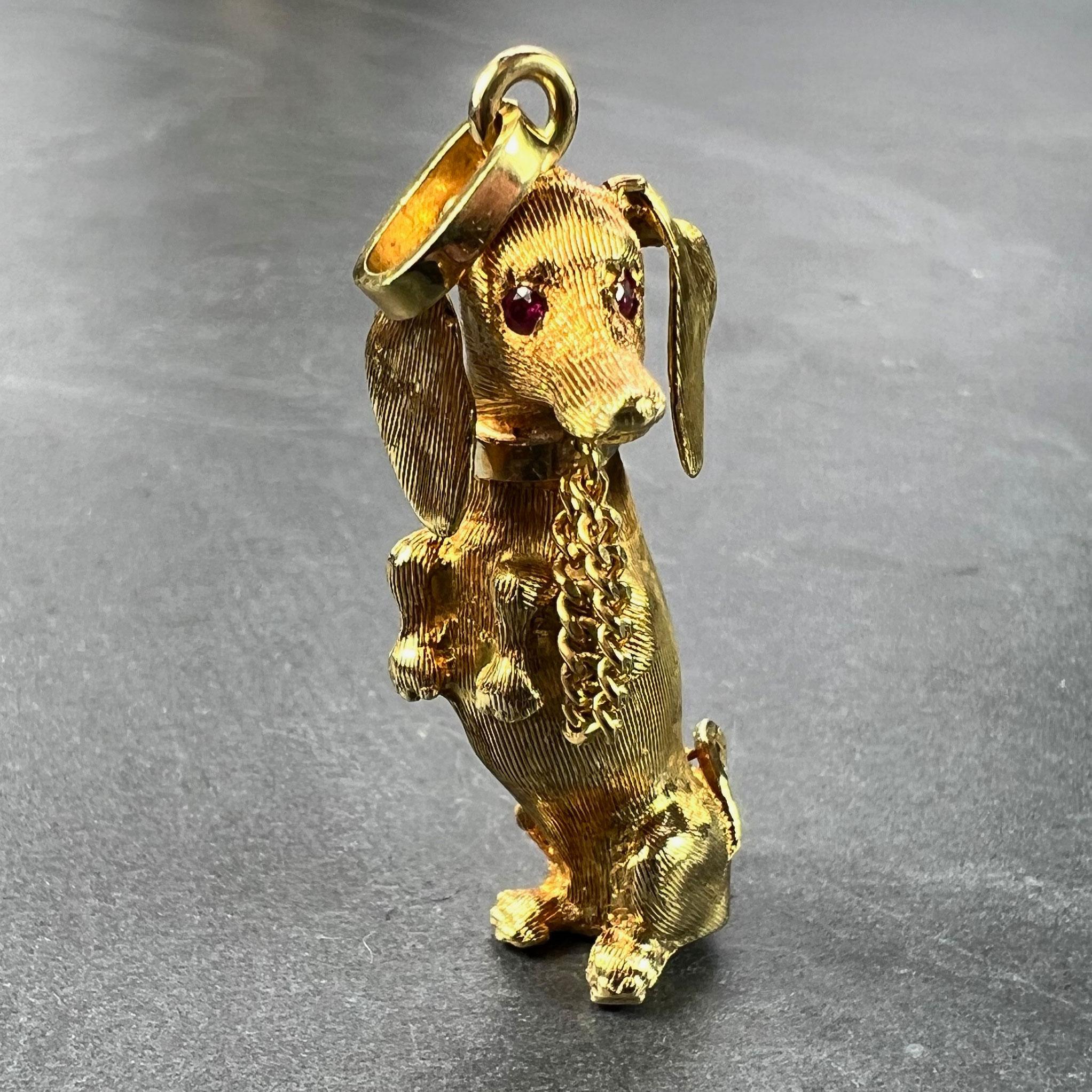 Colgante con dije de rubí de oro amarillo de 18 quilates de perro salchicha grande en venta 1