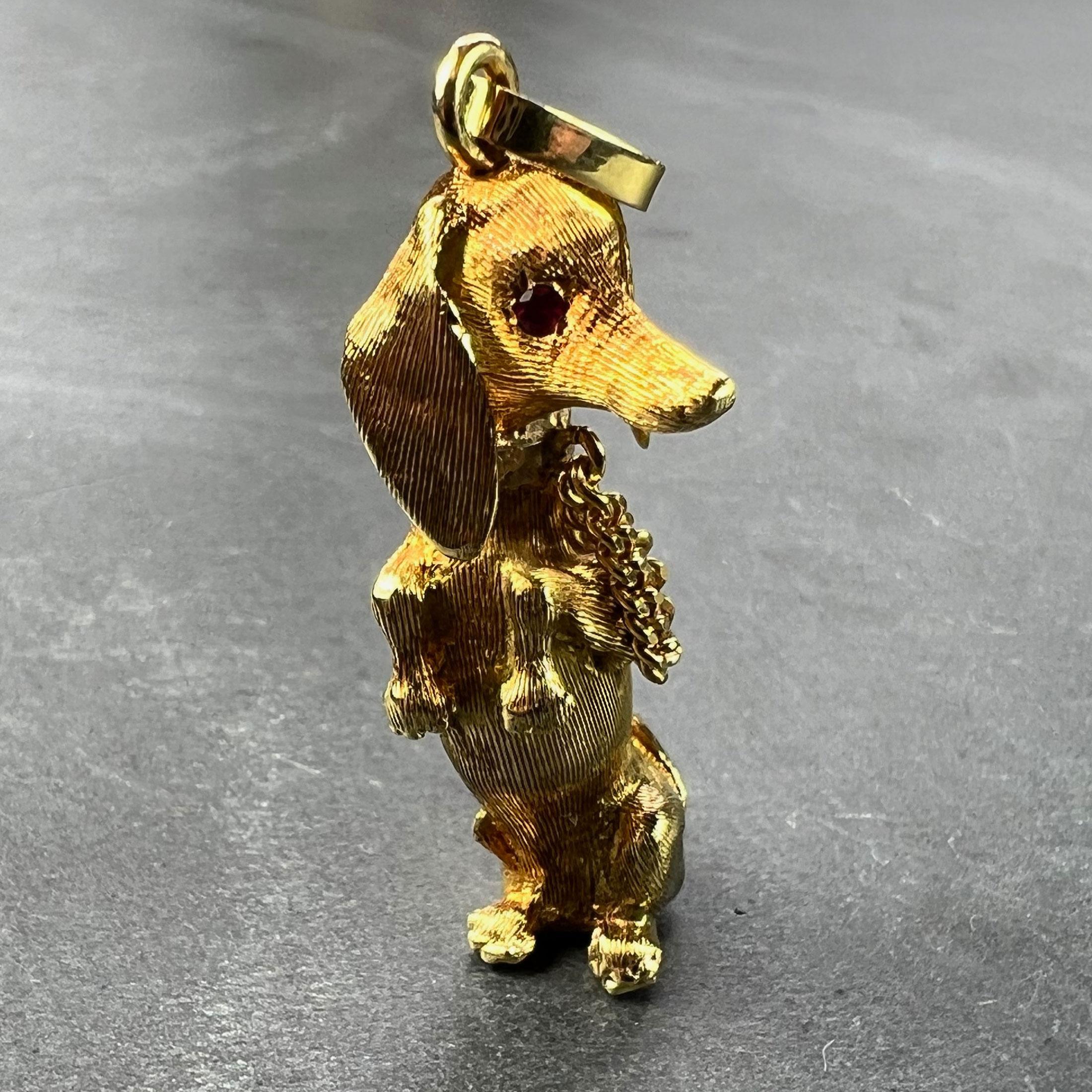 Colgante con dije de rubí de oro amarillo de 18 quilates de perro salchicha grande en venta 2