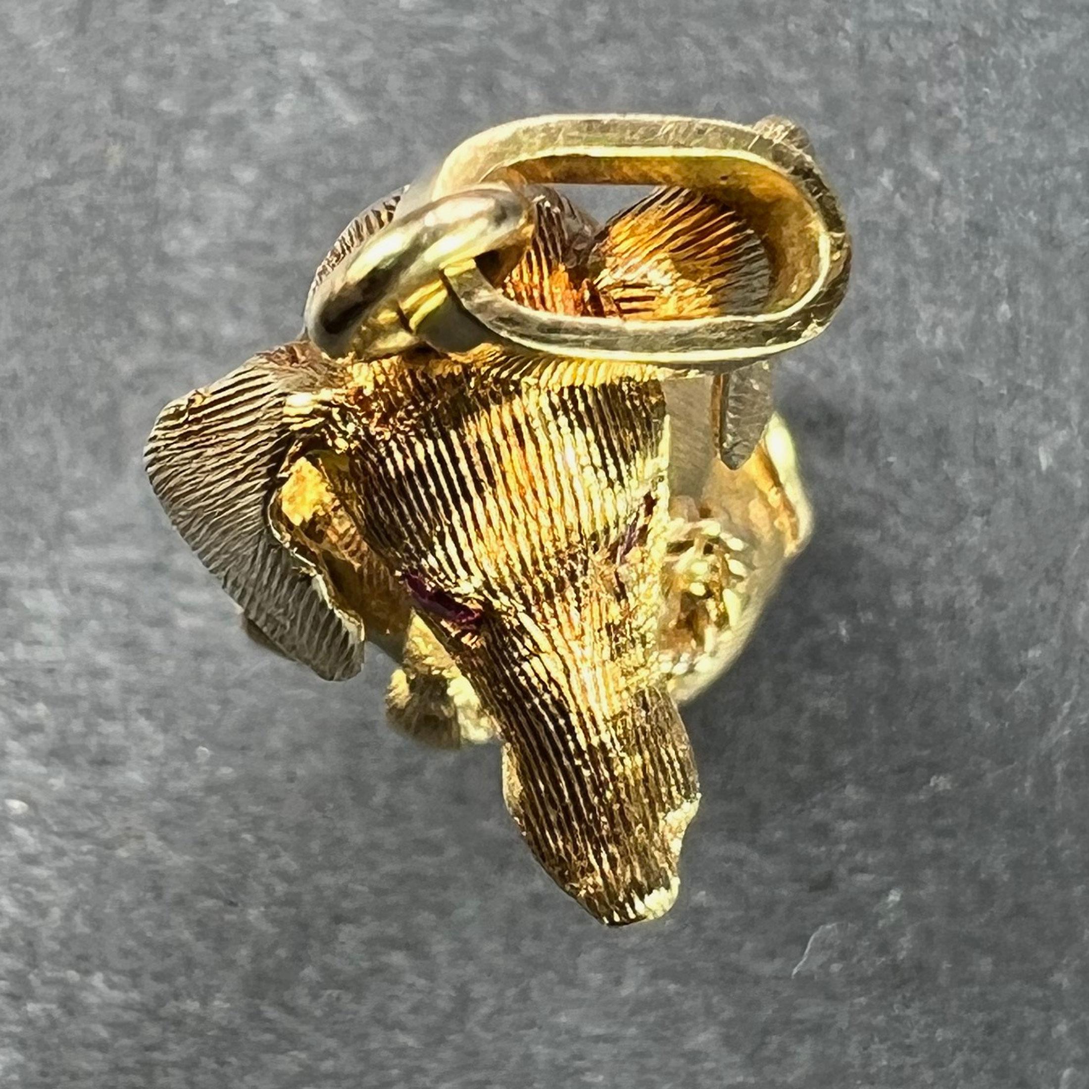 Colgante con dije de rubí de oro amarillo de 18 quilates de perro salchicha grande en venta 3