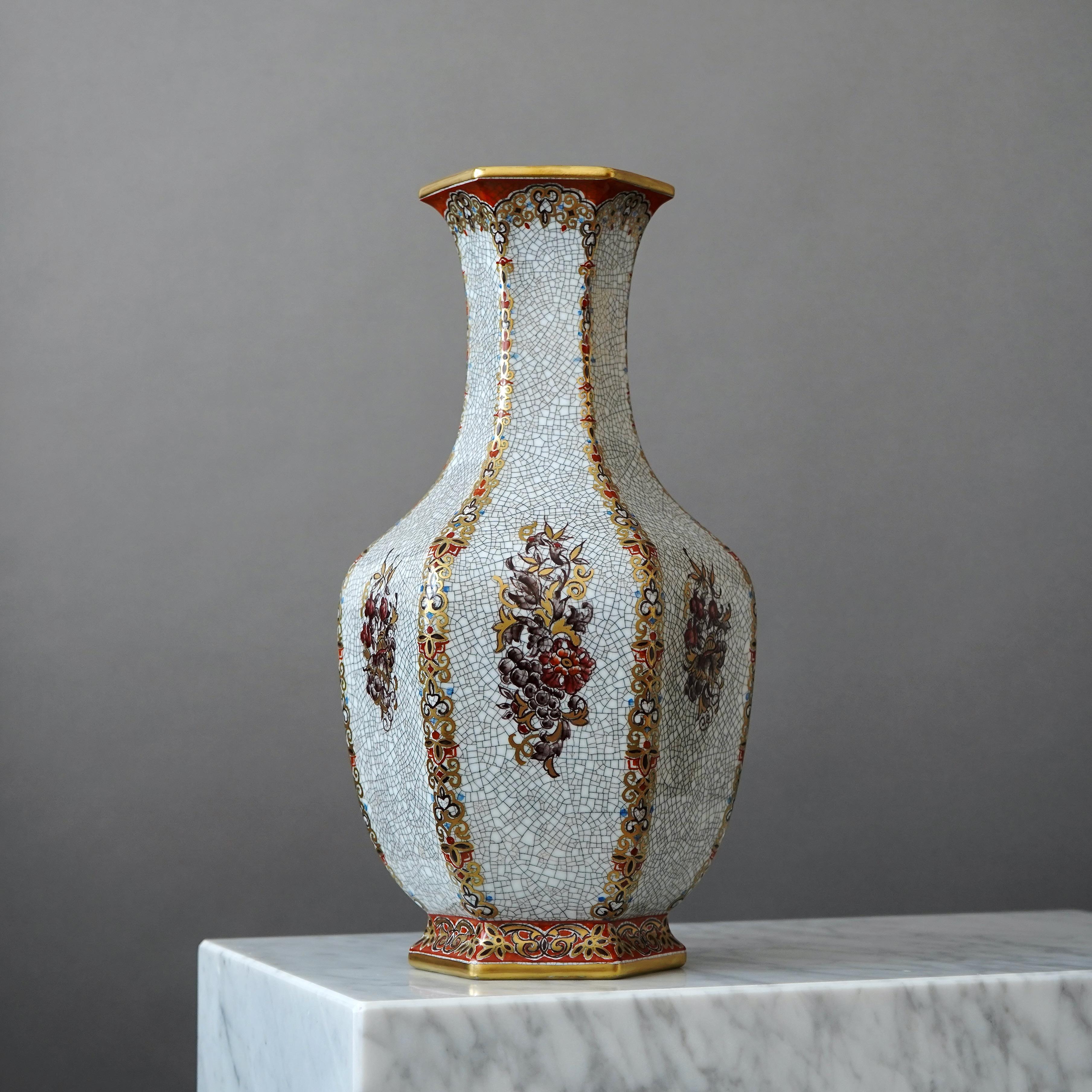 Un grande ed elegante vaso Dahl Jensen in vetro crepla con fiori dipinti a mano e bande dorate sul bordo e sulla base.
Progettato da Jens Peter Dahl Jensen. Realizzato a Copenaghen, Danimarca, anni '30.

Condizioni eccellenti. Marchi di fabbrica