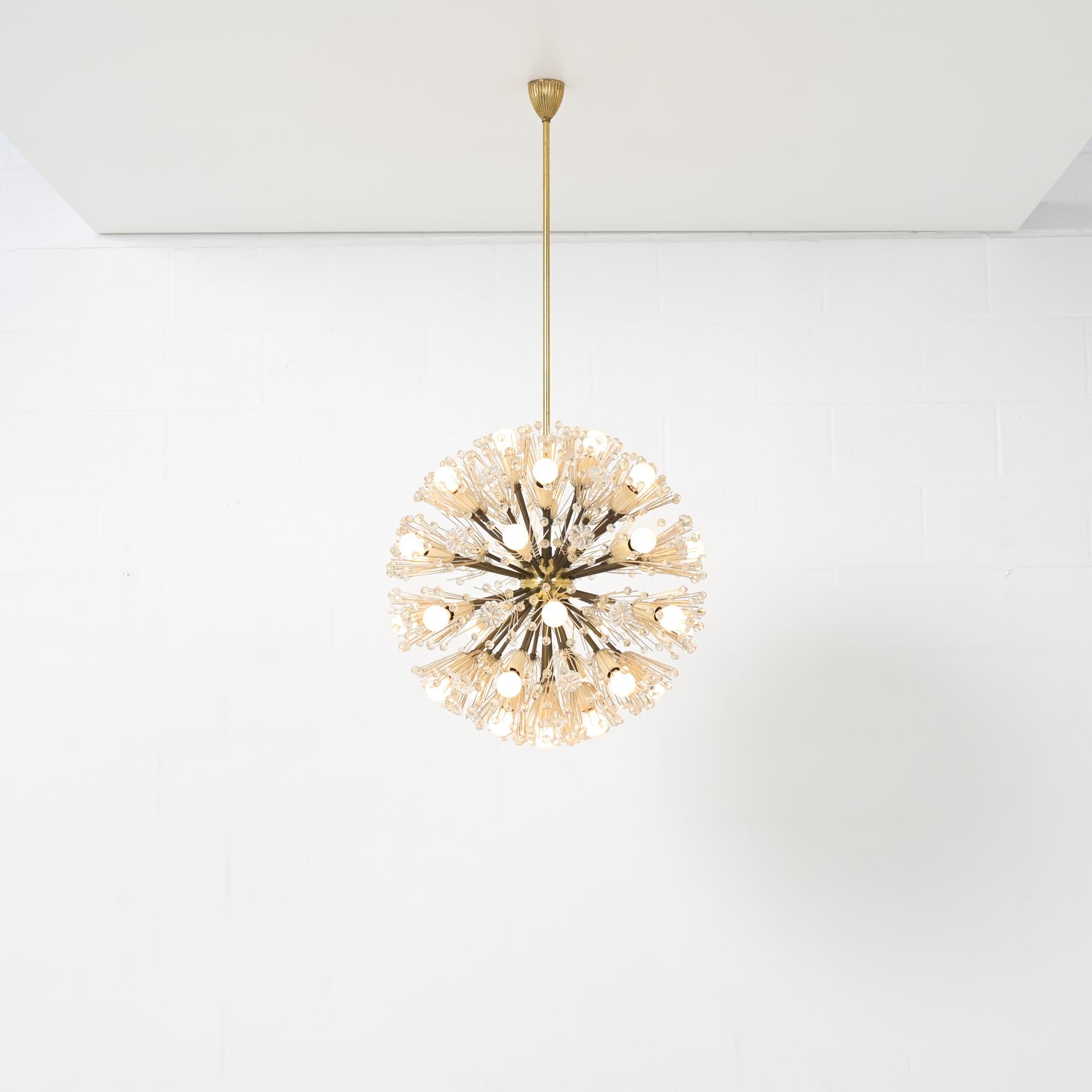 Esta icónica lámpara de araña en flor, Dandelion, fue diseñada por Emil Stejnar para Rupert Nikoll en la década de 1950. Stejnar se formó como orfebre en su ciudad natal, Viena (Austria). An He se inspiraba en la naturaleza y la ciencia, de las que