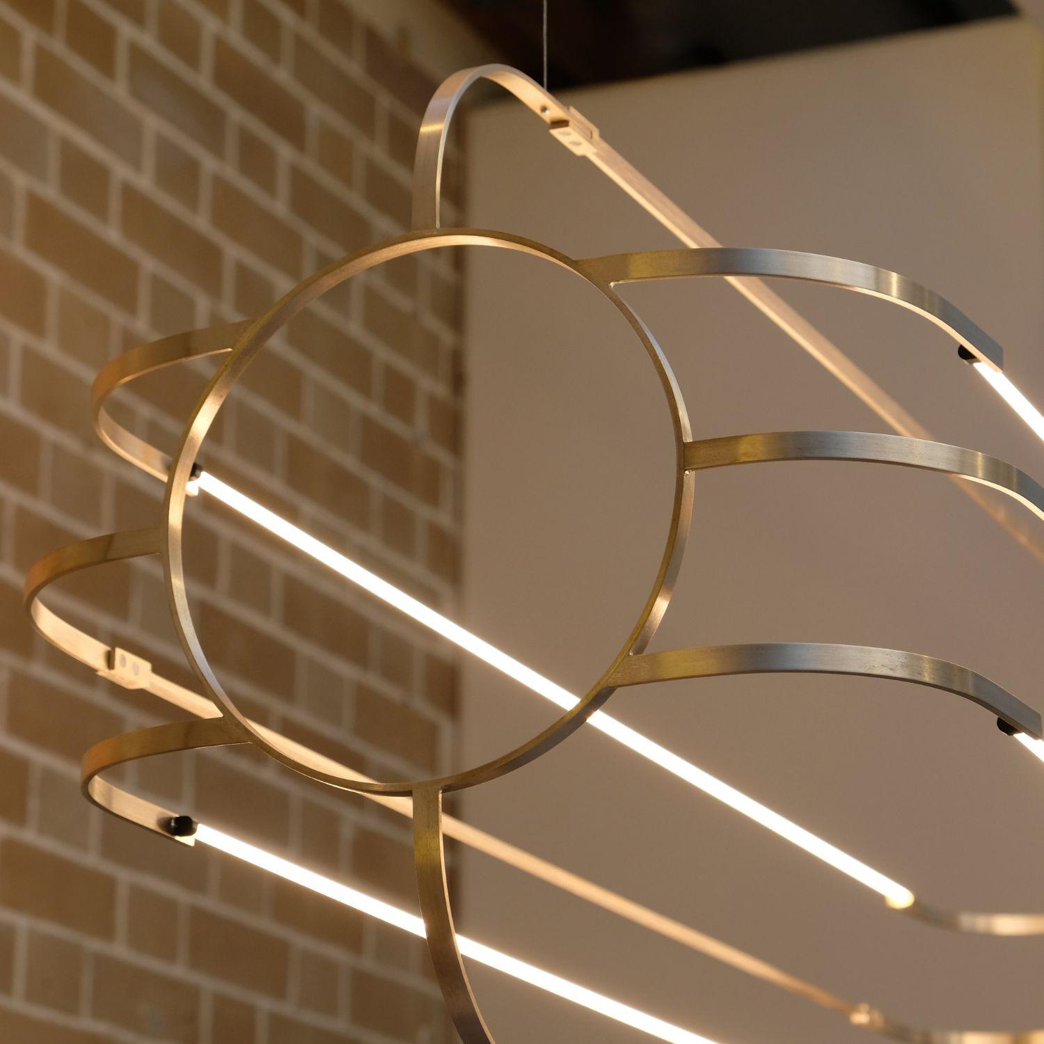 Tedesco Grande lampadario scultoreo in ottone di Daniel Becker 'Charlotte' per Moss Objects in vendita
