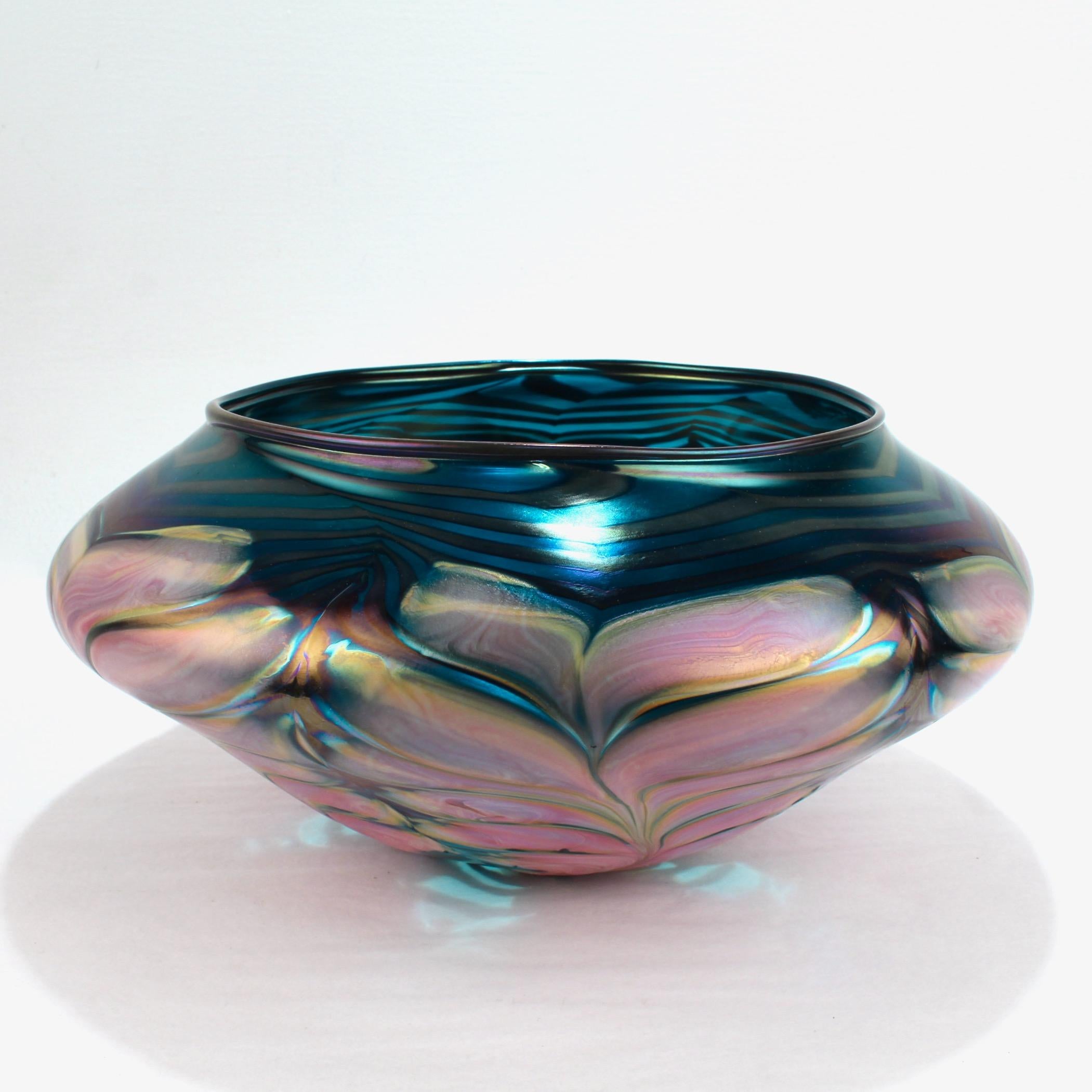 Große Schale oder Vase aus rosa und blauem Kunstglas mit gezogener Feder, Daniel Lotton, 1991 (Moderne) im Angebot