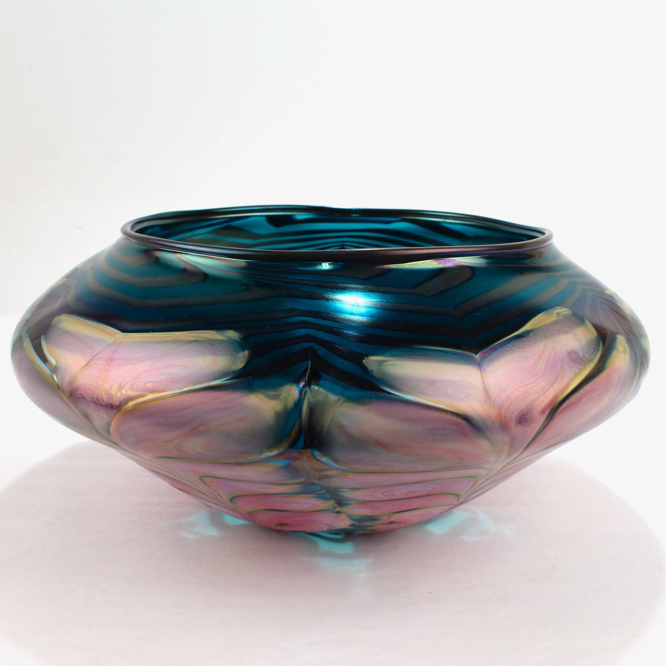 Große Schale oder Vase aus rosa und blauem Kunstglas mit gezogener Feder, Daniel Lotton, 1991 (amerikanisch) im Angebot