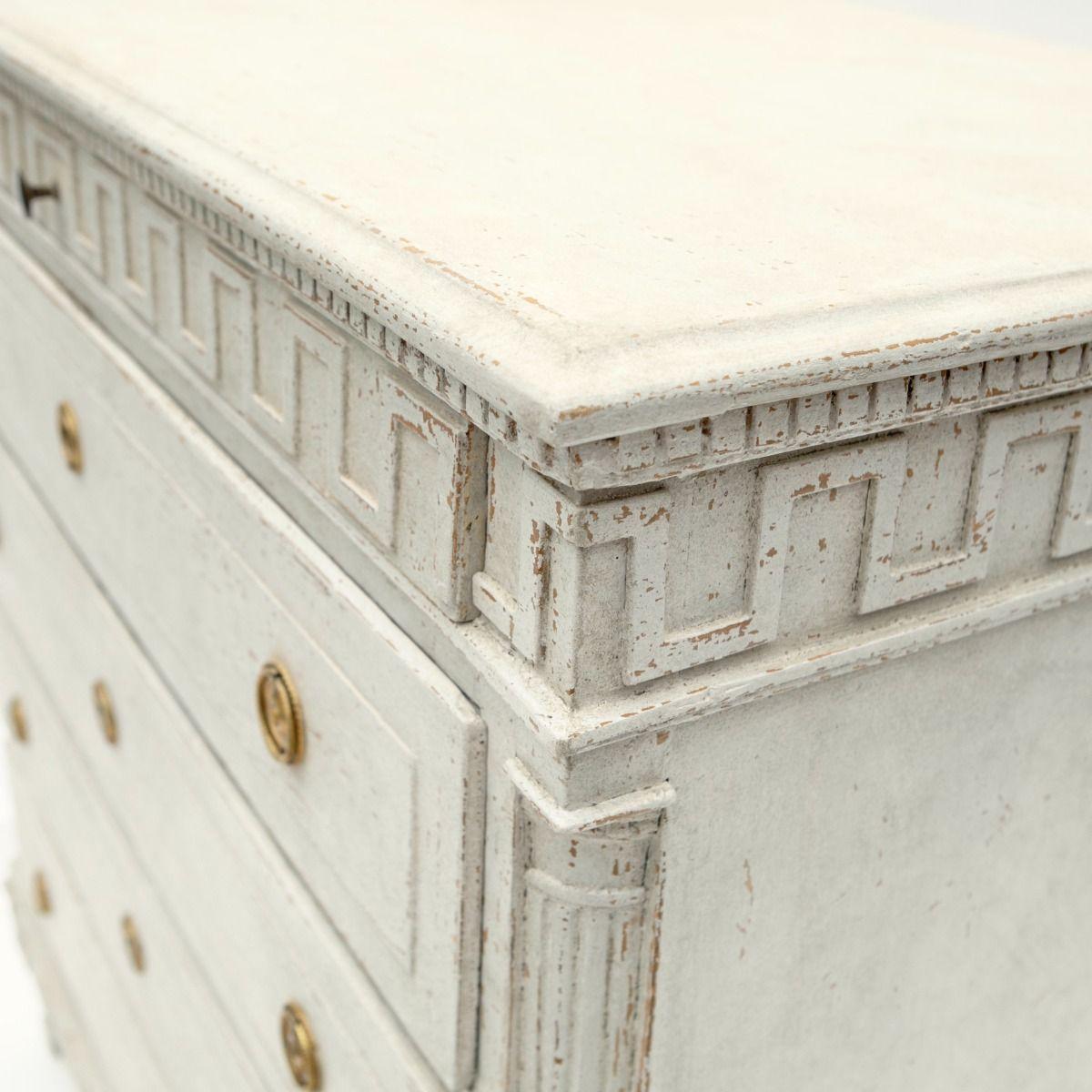 Ottone Grande cassettiera danese del XVIII secolo Luigi XVI Grigio chiaro in vendita