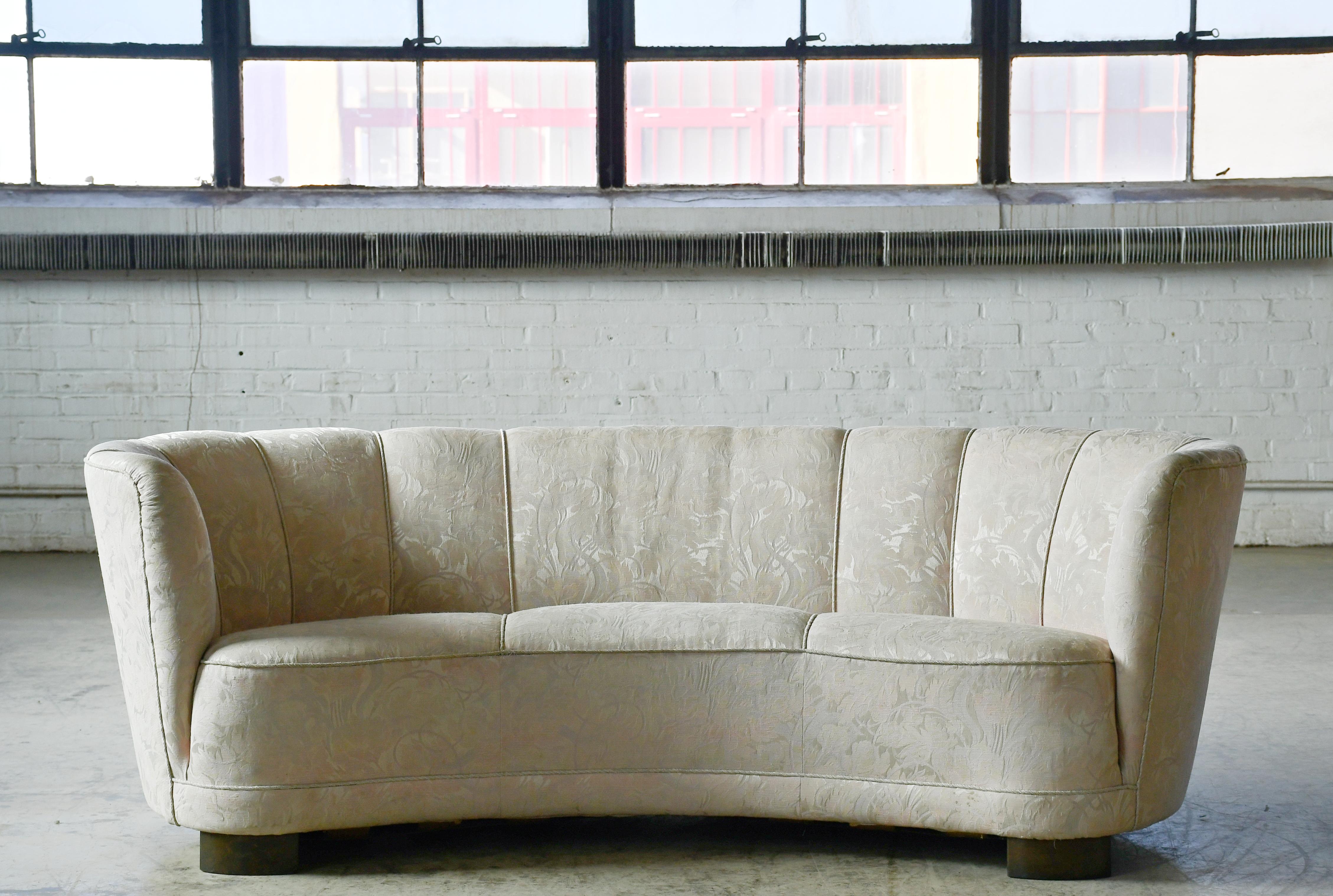 Schönes und sehr elegantes dänisches, geschwungenes Zweisitzer-Sofa aus den 1950er Jahren, das auf einem Buchengestell und Beinen steht. Diese Art von Sofas wurde ab den 30er Jahren und bis zu den frühen 50er Jahren hergestellt. Dieses Modell stammt