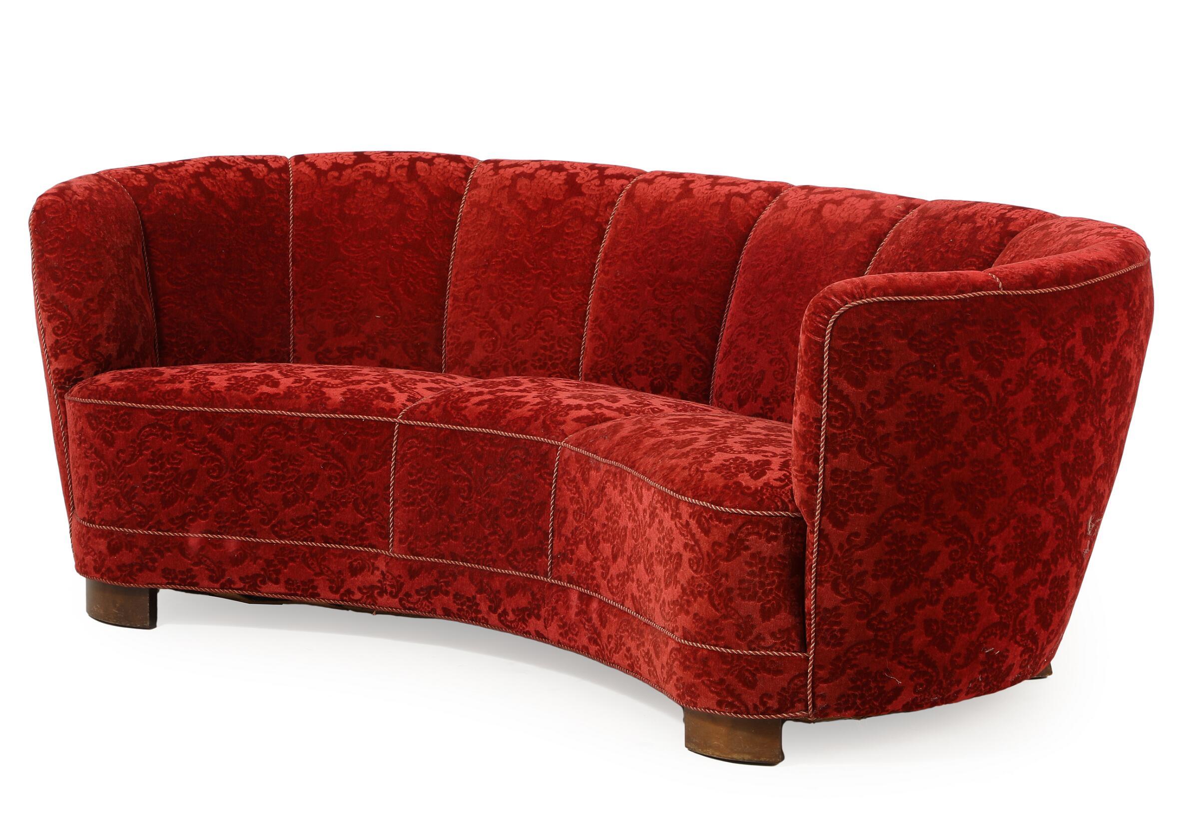 Magnifique canapé danois des années 1940 à trois places incurvées, reposant sur un cadre et des pieds en hêtre. Ce type de canapé a été fabriqué à partir des années 30 et jusqu'au début des années 50. Ce modèle date d'environ 1935-45 et repose sur