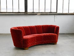 Große dänische 1940er Banane Form geschwungenen Sofa