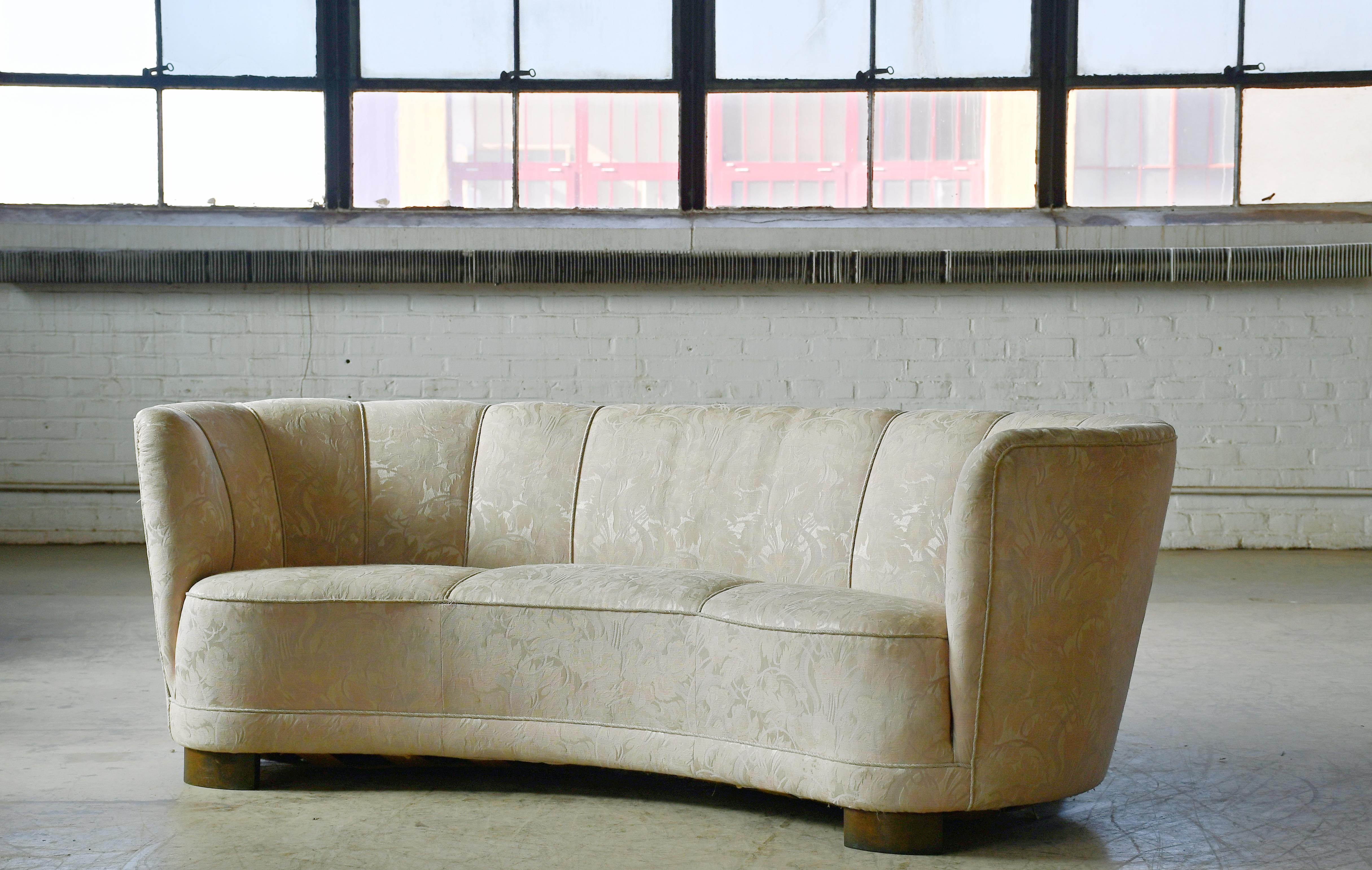Große dänische 1940er Banane Form geschwungenen Sofa (Moderne der Mitte des Jahrhunderts) im Angebot