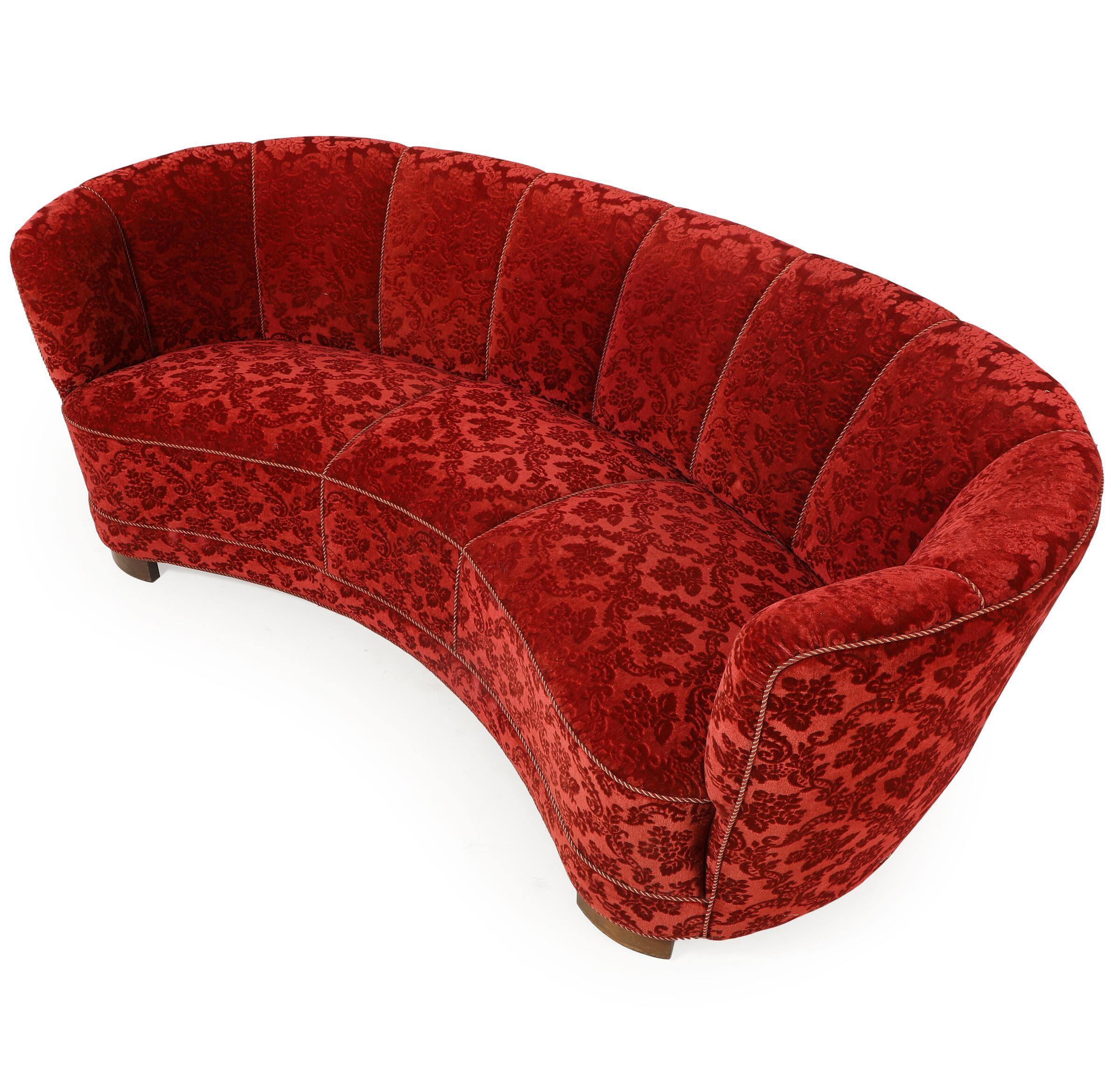 Mid-Century Modern Grand canapé danois 1940's Banana Form Curved Sofa en vente