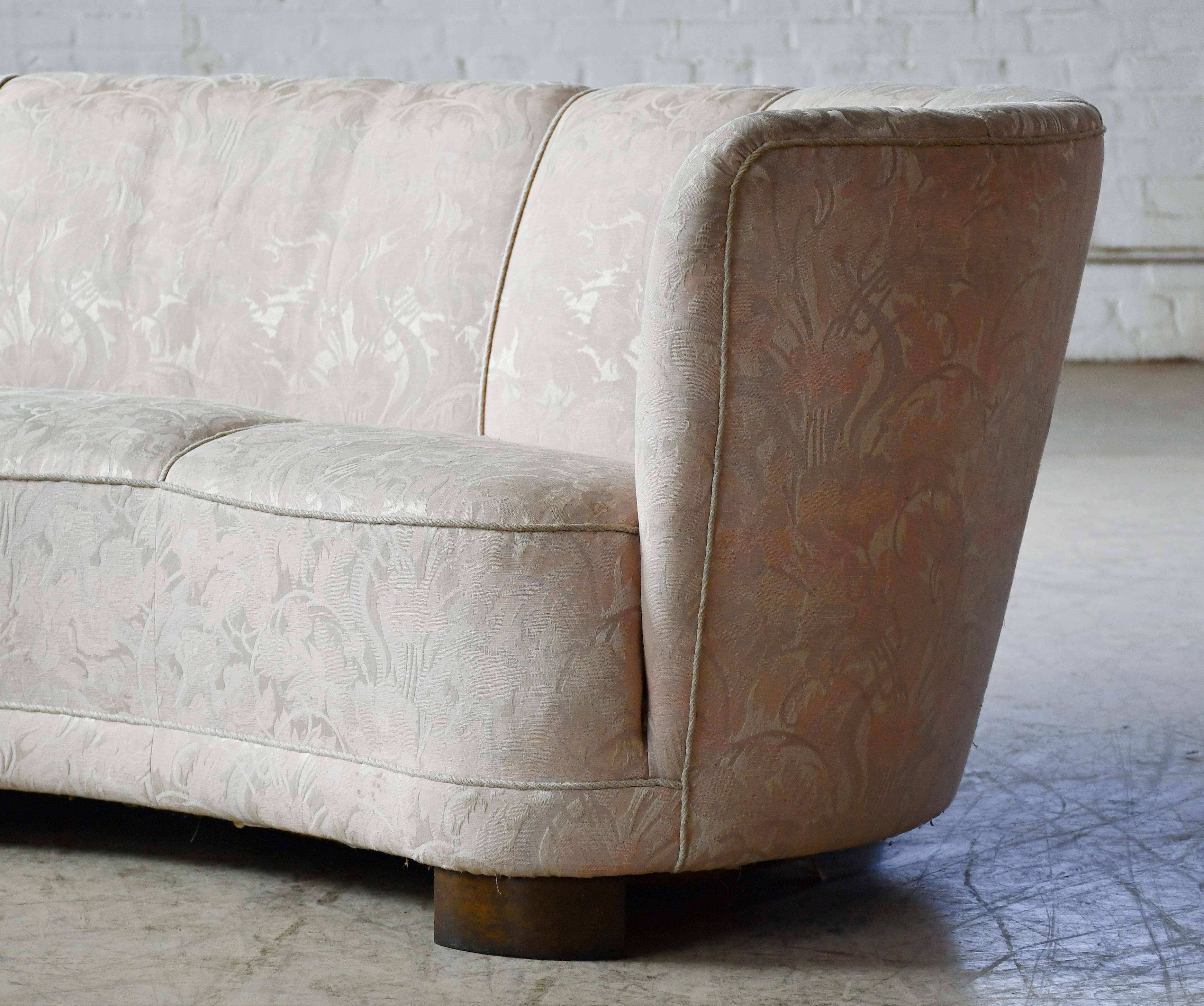 Große dänische 1940er Banane Form geschwungenen Sofa im Zustand „Gut“ im Angebot in Bridgeport, CT