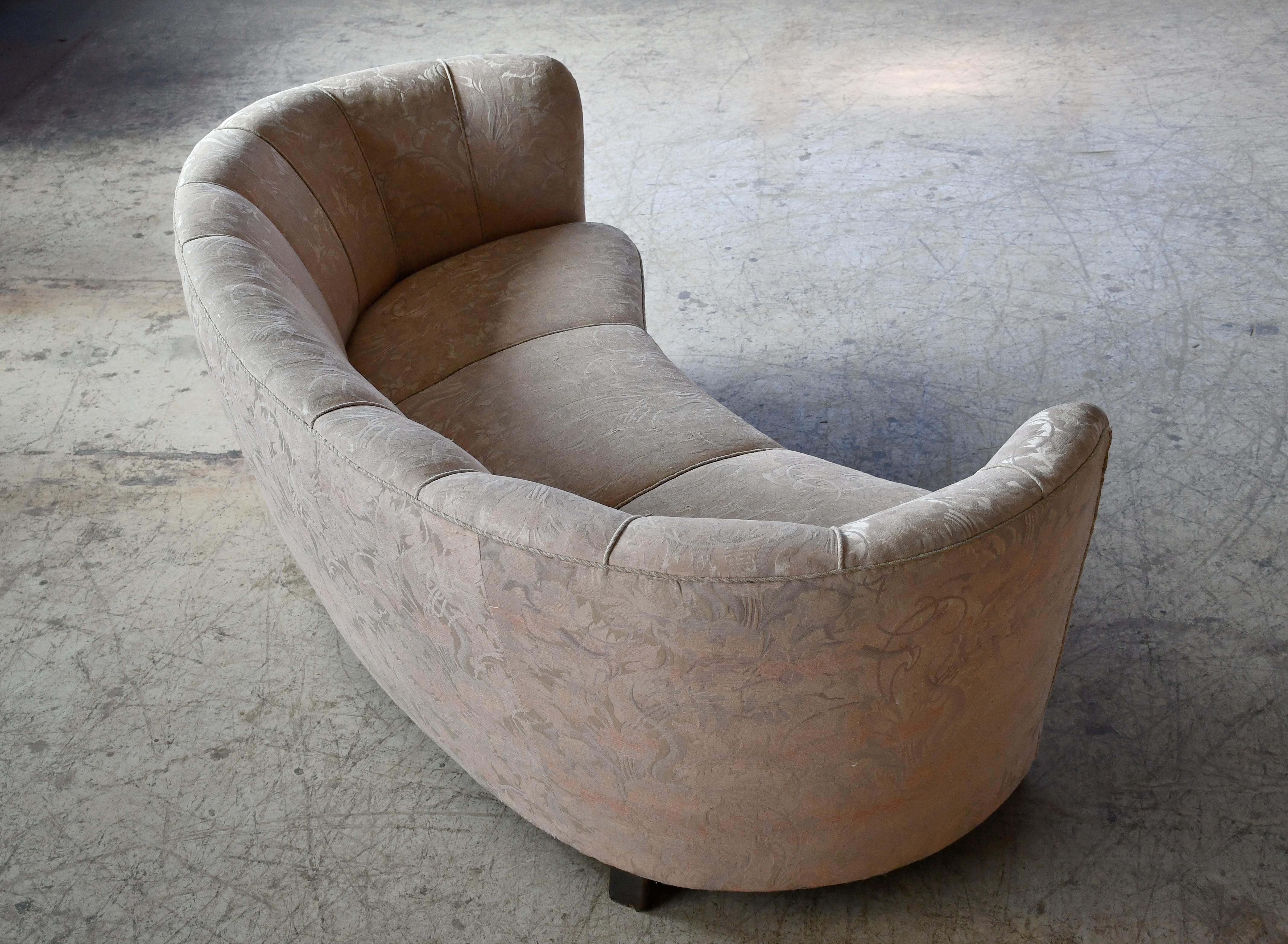 Große dänische 1940er Banane Form geschwungenen Sofa (Mitte des 20. Jahrhunderts) im Angebot