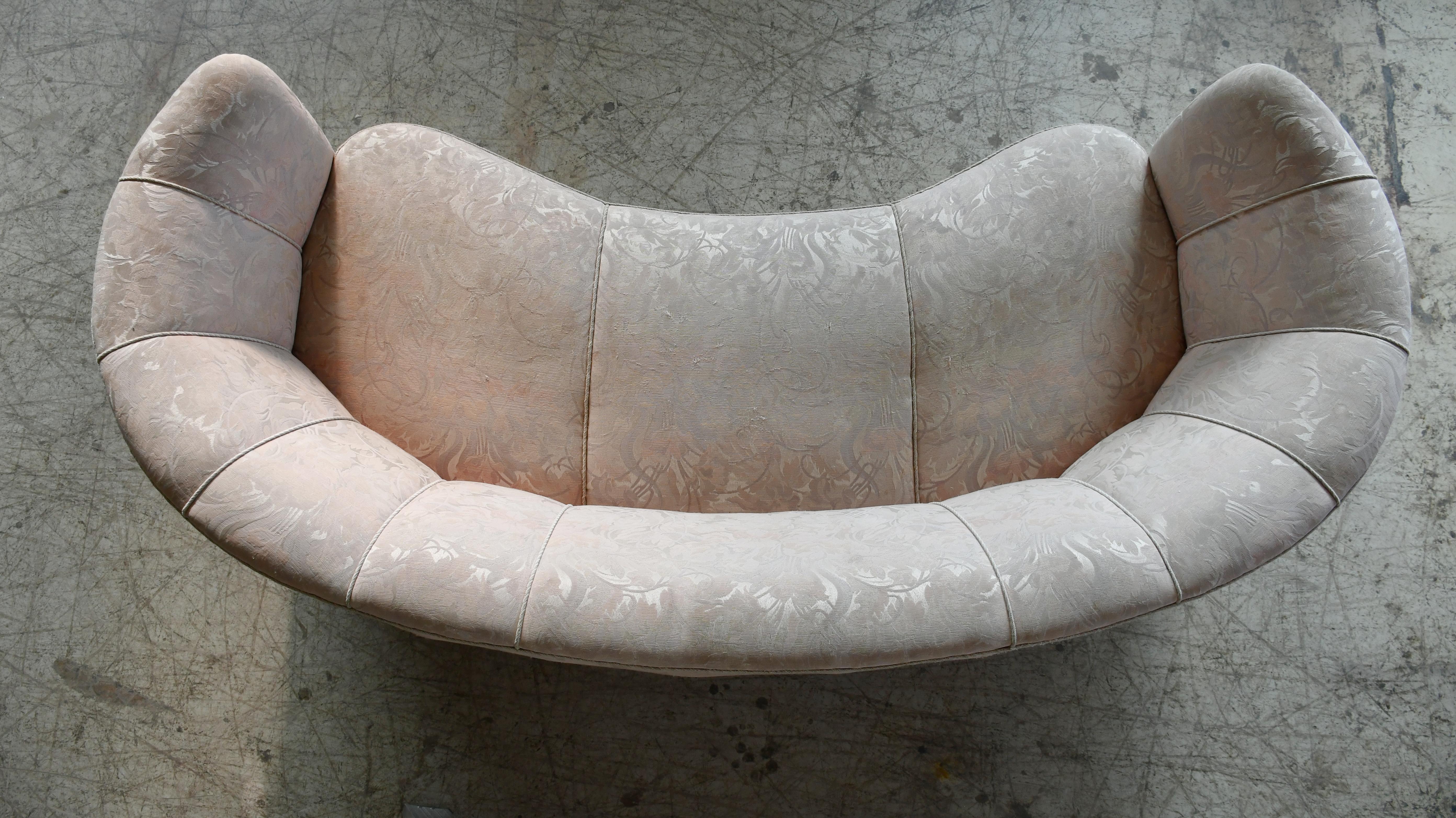 Große dänische 1940er Banane Form geschwungenen Sofa (Wolle) im Angebot