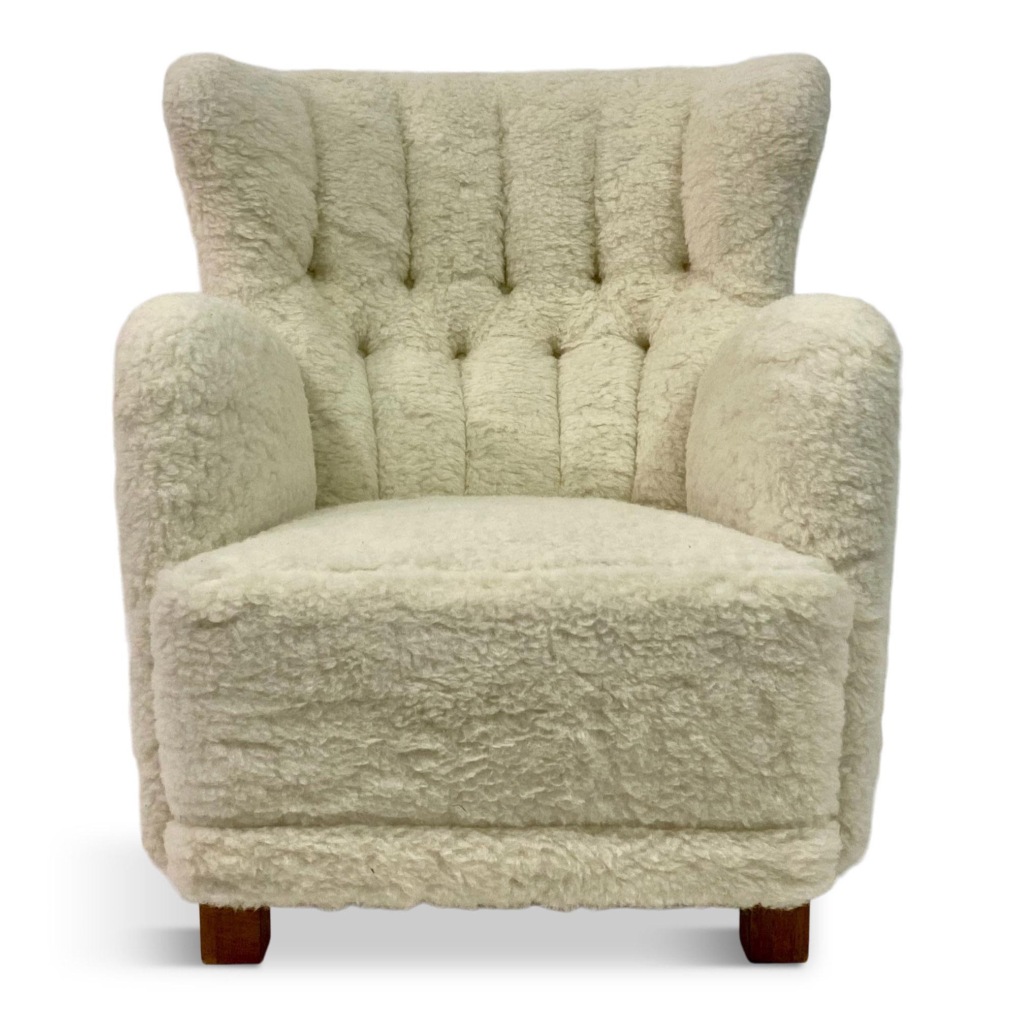 Poltrona

Rivestita di recente in lana d'agnello

Bottoni profondi e schiena plissettata

Dimensioni generose

Gambe in faggio

Danese anni '50

Altezza del sedile 42 cm