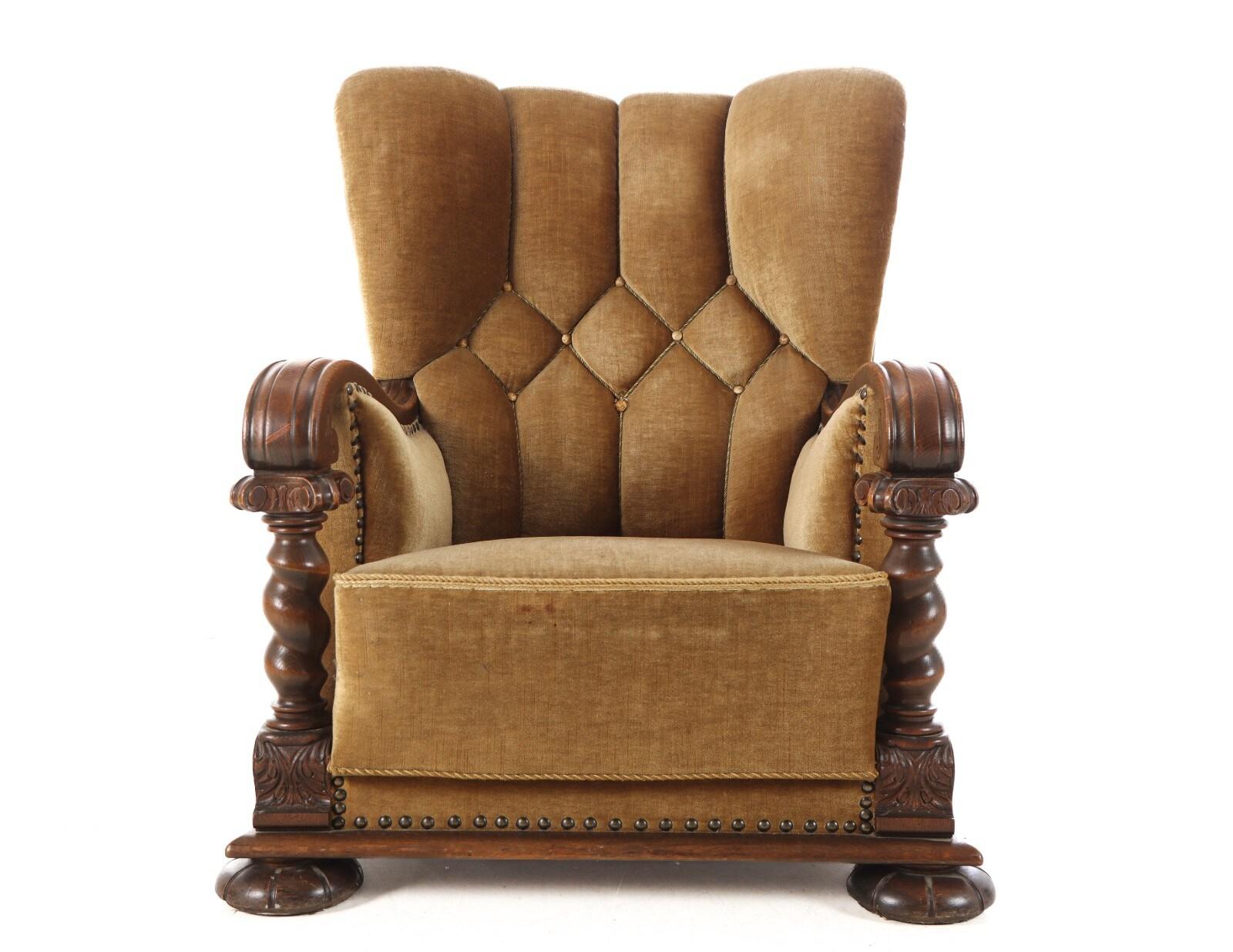 Großer dänischer Art-Déco-Sessel aus kamelfarbenem Mohair und ausgefallenen Schnitzereien, 1930er Jahre (Dänisch) im Angebot