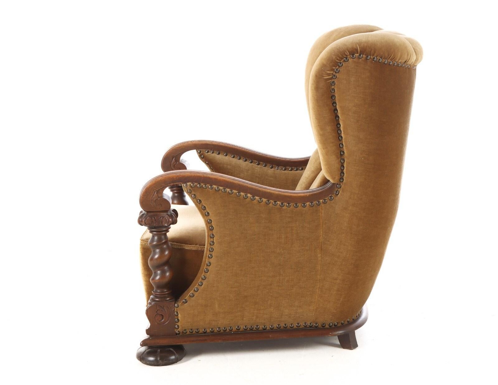 Großer dänischer Art-Déco-Sessel aus kamelfarbenem Mohair und ausgefallenen Schnitzereien, 1930er Jahre im Zustand „Gut“ im Angebot in Bridgeport, CT
