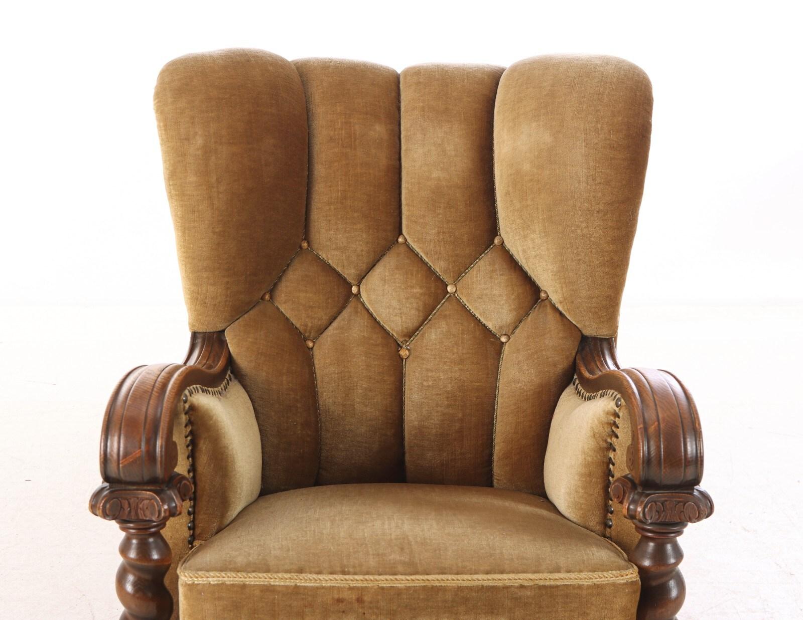 Großer dänischer Art-Déco-Sessel aus kamelfarbenem Mohair und ausgefallenen Schnitzereien, 1930er Jahre (Mitte des 20. Jahrhunderts) im Angebot