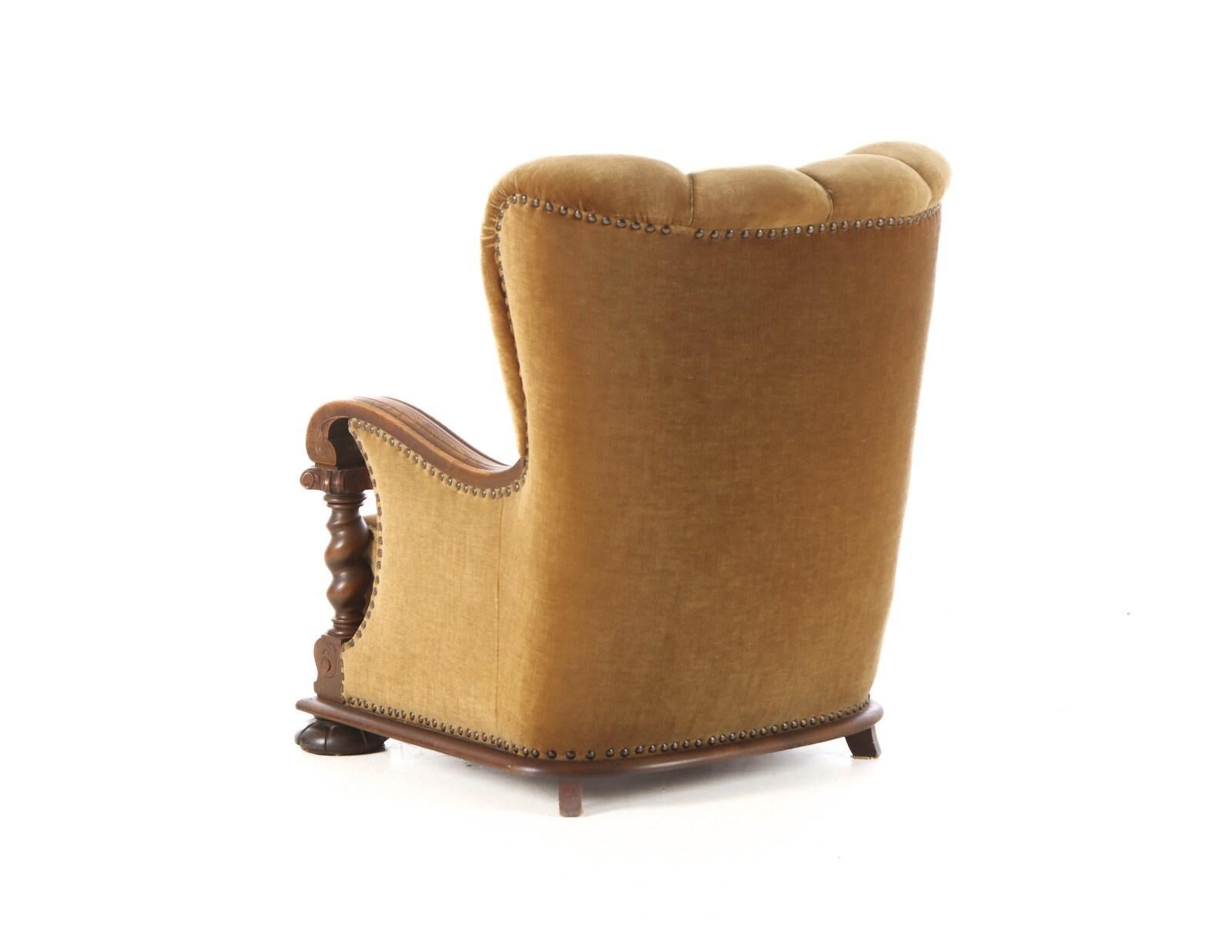 Großer dänischer Art-Déco-Sessel aus kamelfarbenem Mohair und ausgefallenen Schnitzereien, 1930er Jahre (Mohairwolle) im Angebot