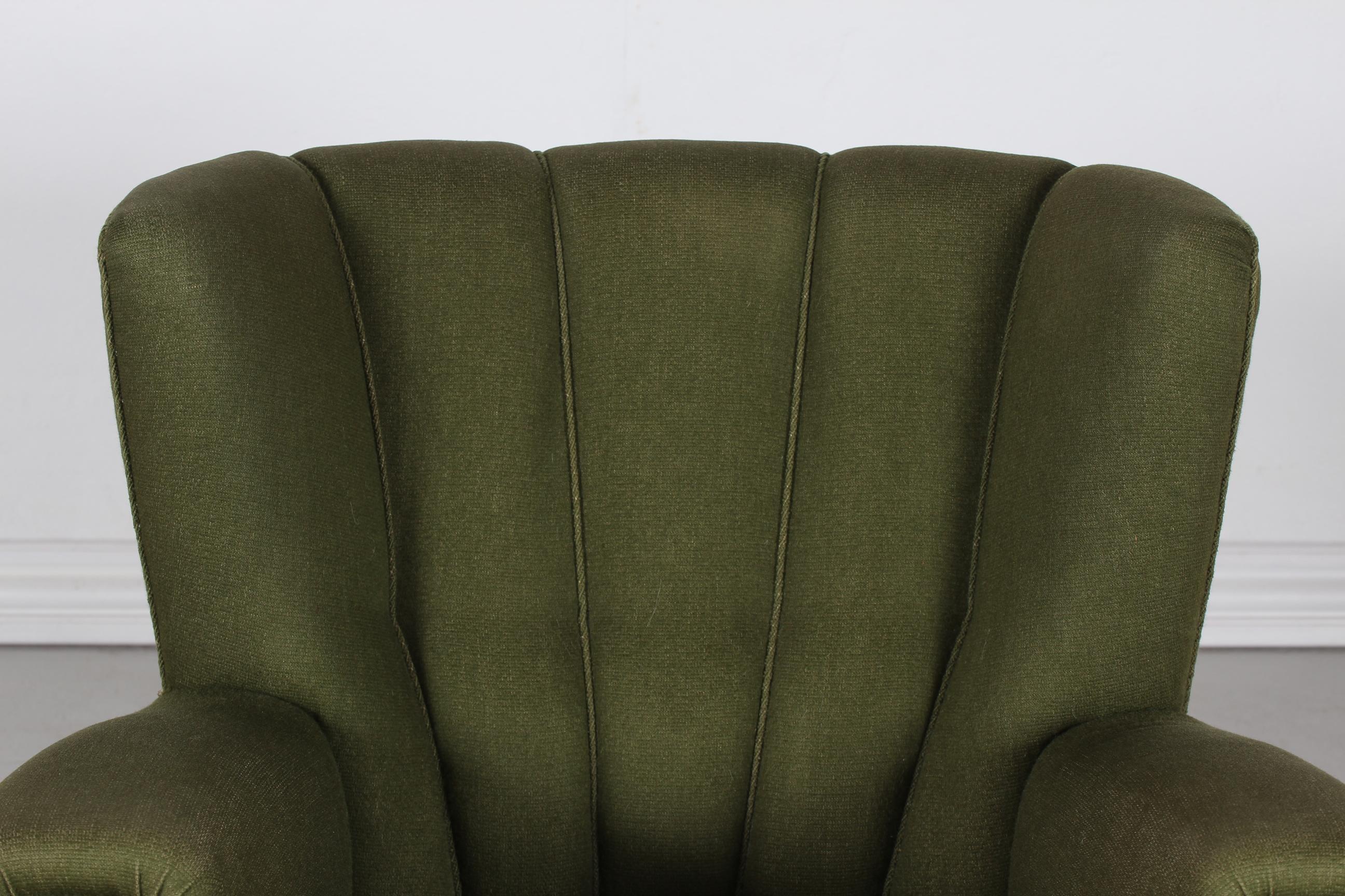 Large authentic Fritz Hansen style Art Deco lounge chair from the 1940´s with slightly curved front and upholstered with green striped woolen fabric. The two front legs are turned ball shaped.
Made by Danish cabinet maker in the 1940s

Here you get
