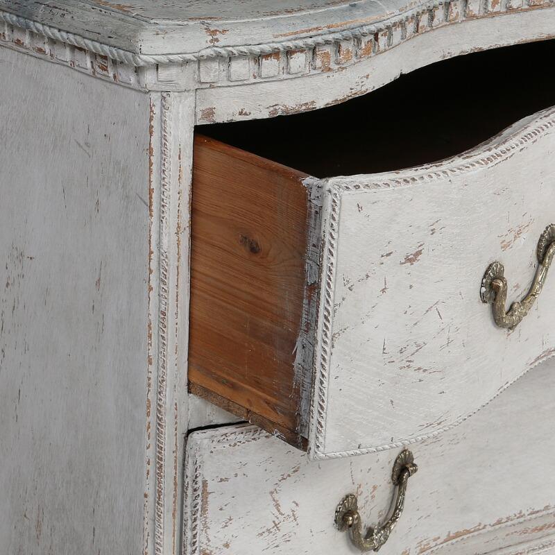 A large painted and marbled Danish Baroque transition Louis XVI chest of drawers, late 18th century. Key included.

The large Danish baroque chest retains its original finish of a light blue/grey/white paint and the chest itself is in excellent