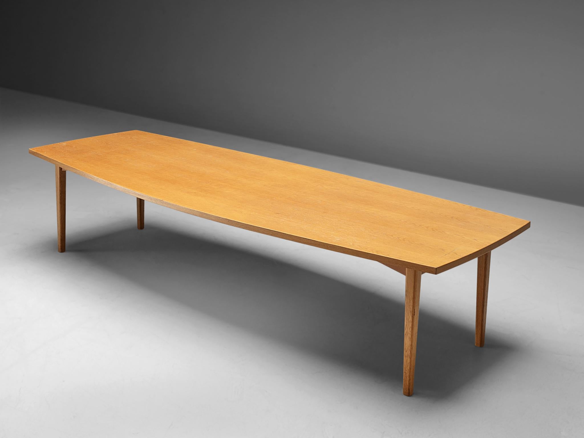 Konferenztisch, Eiche, Dänemark, 1950er Jahre.

Ein großer Esstisch aus Eichenholz. Die bootsförmige Tischplatte ist aus einem Stück gefertigt und weist eine schöne Maserung auf. Die Basis besteht aus vier schlanken, abgerundeten, rechteckigen