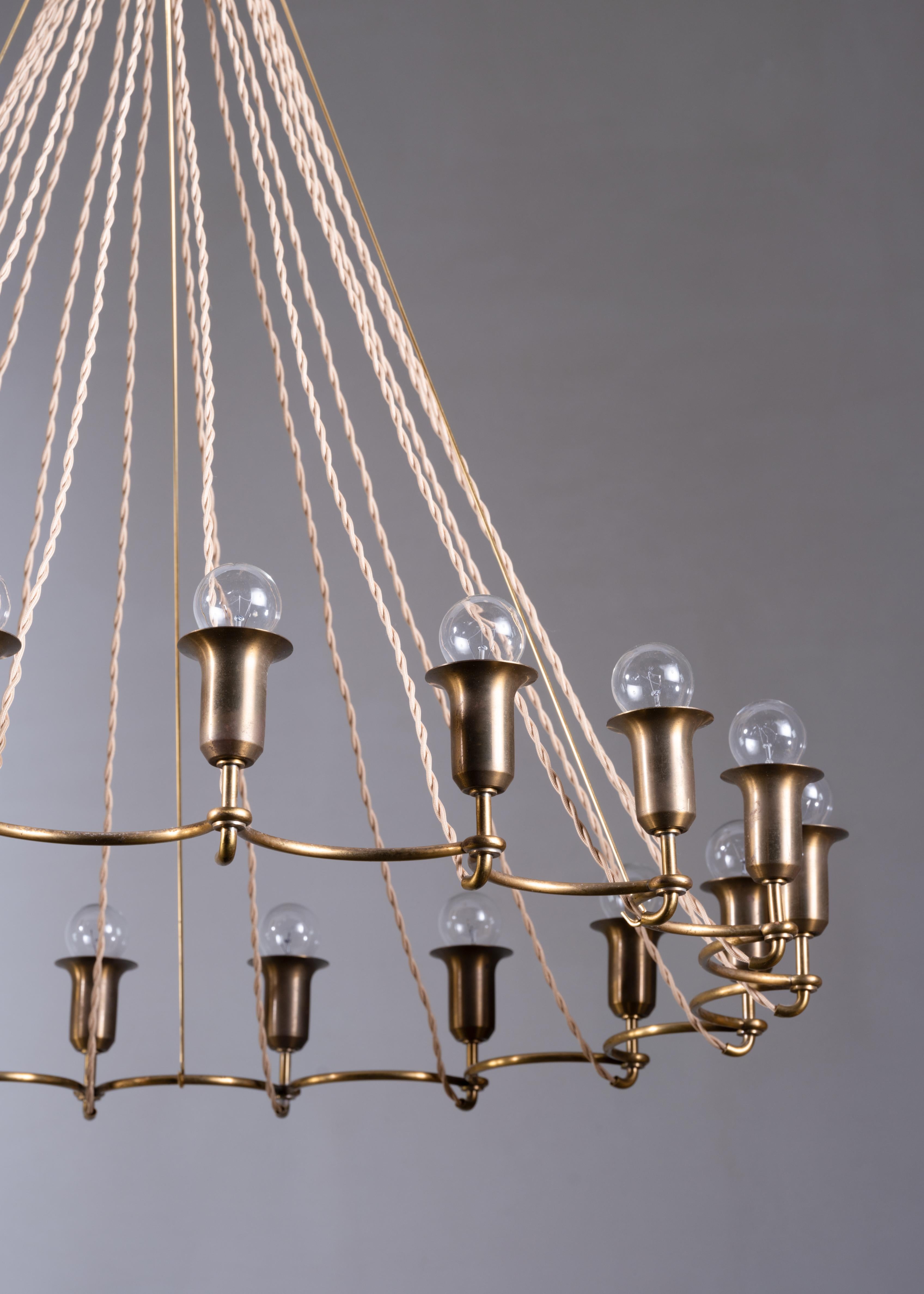 Large Danish brass chandelier with 18 lights In Good Condition For Sale In Maastricht, NL
