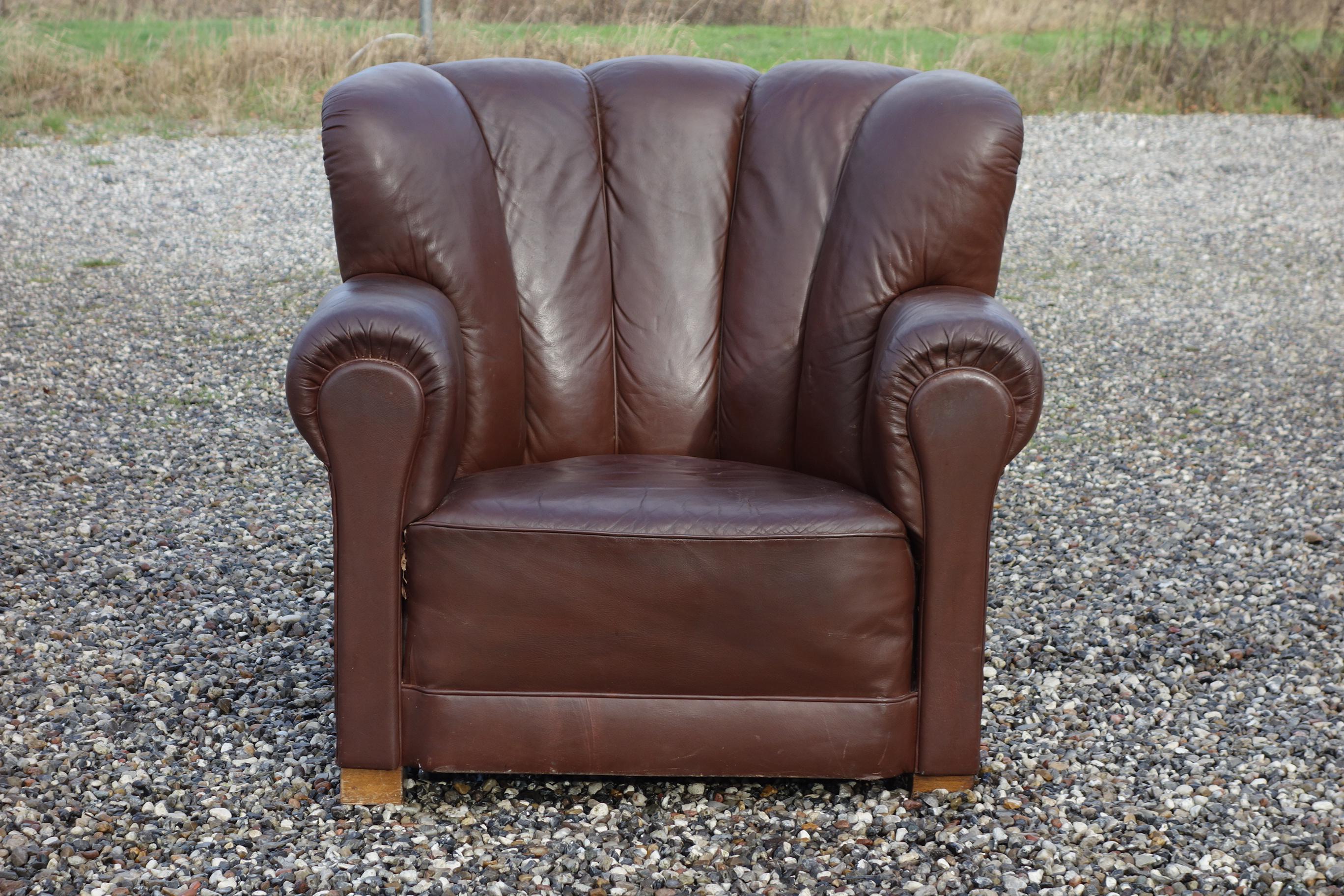 Milieu du XXe siècle Grande chaise d'ébéniste danoise des années 1940 en magnifique cuir patiné