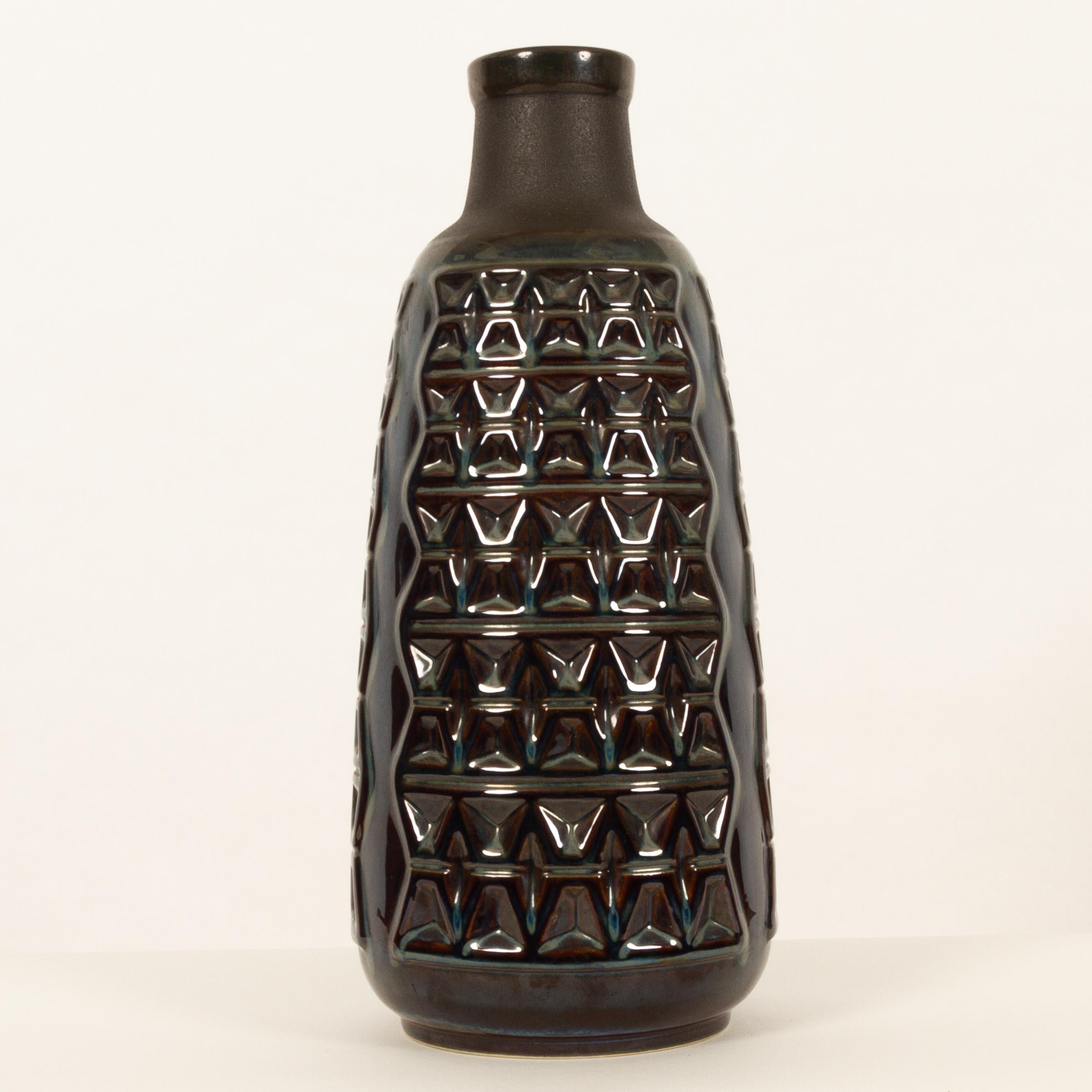 Large Danish ceramic vase in blue glace by Einar Johansen for Søholm 1960s.
Tall floor vase in stoneware with beautiful deep blue glazing and intricate triangular pattern. Søholm ceramic from the Danish island of Bornholm is famous for this