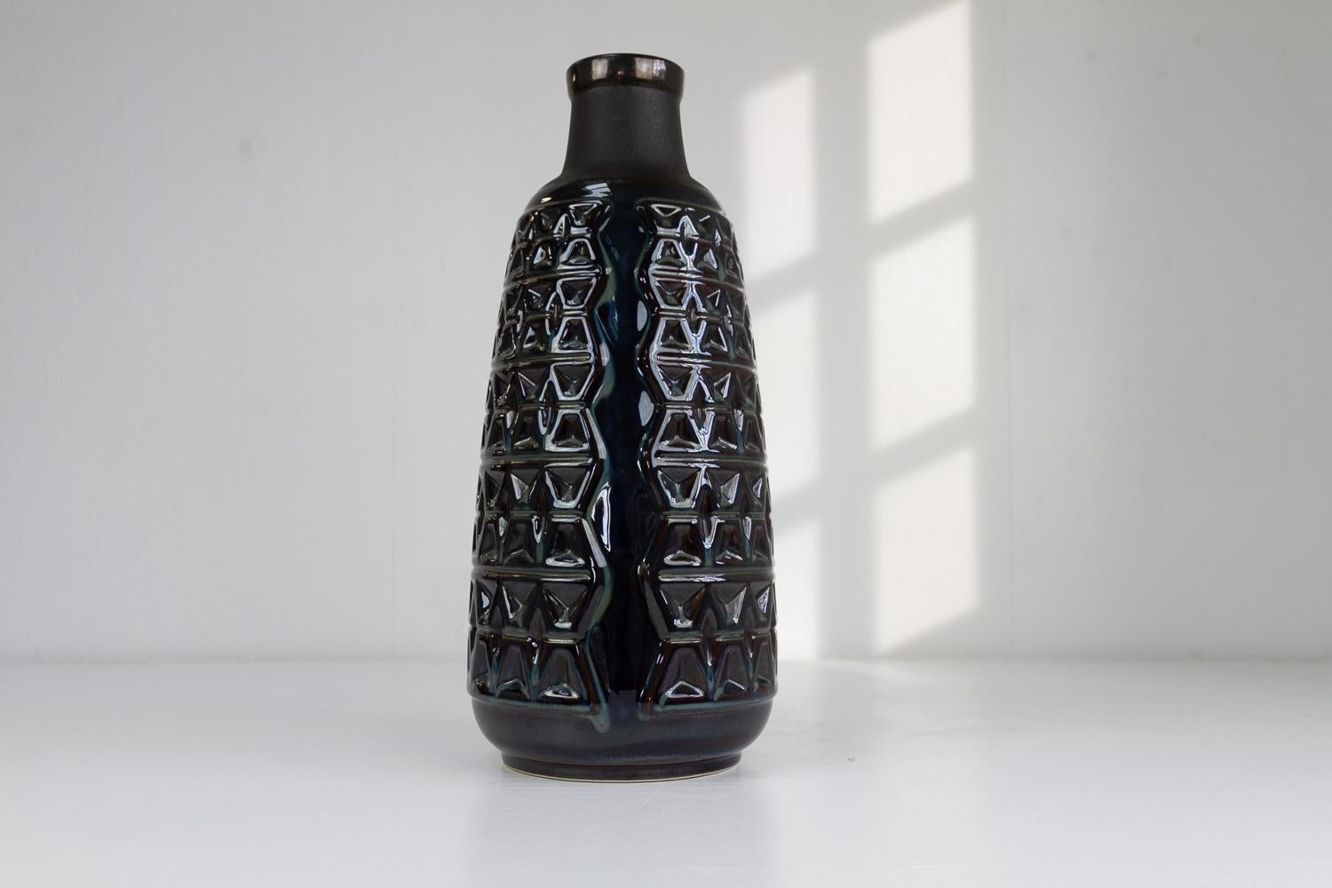 Large Danish ceramic vase in blue glaze by Einar Johansen for Søholm Denmark, 1960s.
Tall floor vase in stoneware with beautiful deep blue glazing and intricate triangular pattern. Søholm ceramic from the Danish island of Bornholm is famous for this