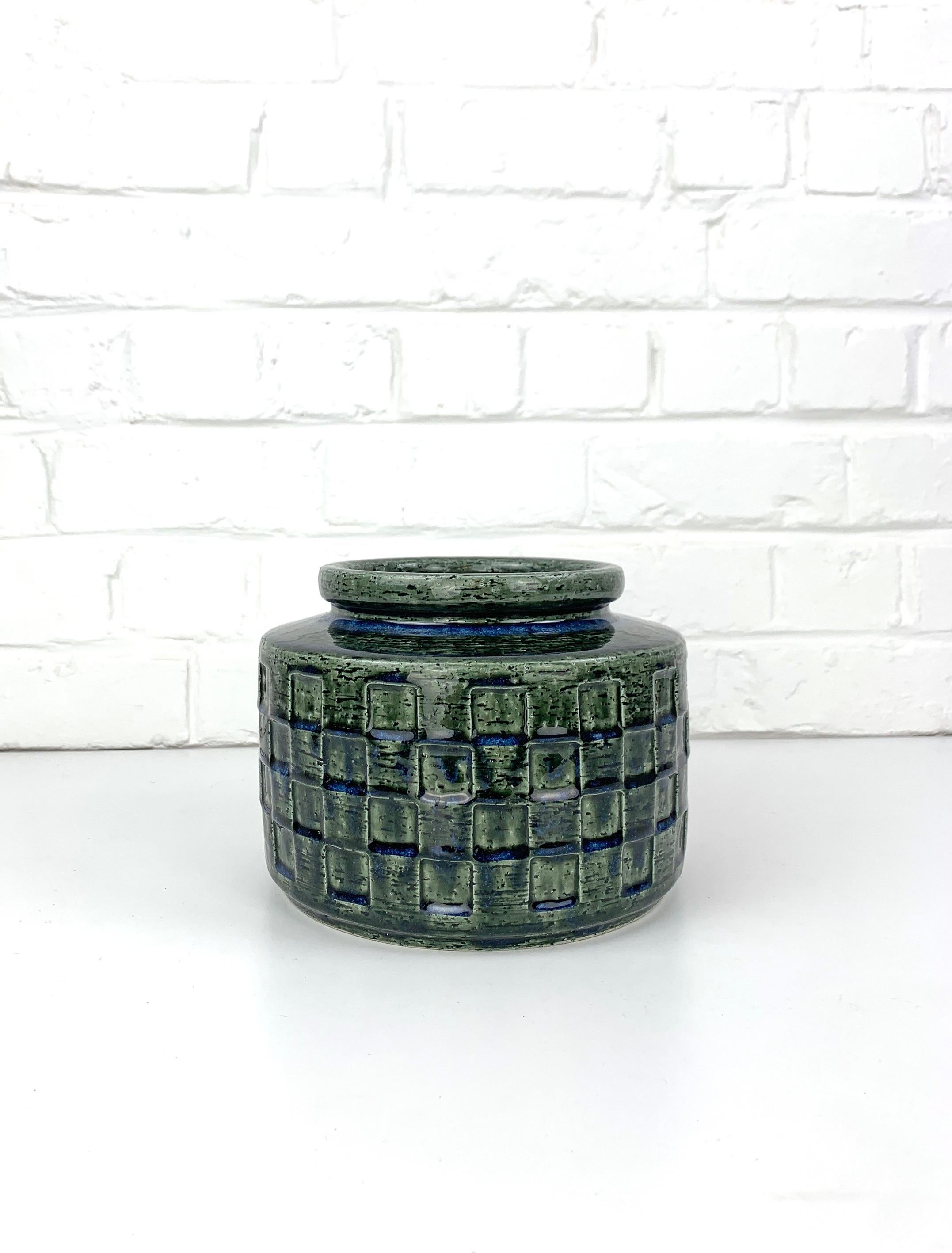 Große Keramikvase in dunklen Grüntönen mit dunkelblauen Effekten auf der Außenseite. Er ist mit einer dicken Glasur versehen. Skandinavische Mid-Century Keramik. 

Produziert in den 1960er Jahren von Palshus (Dänemark), gegründet von Per und seiner