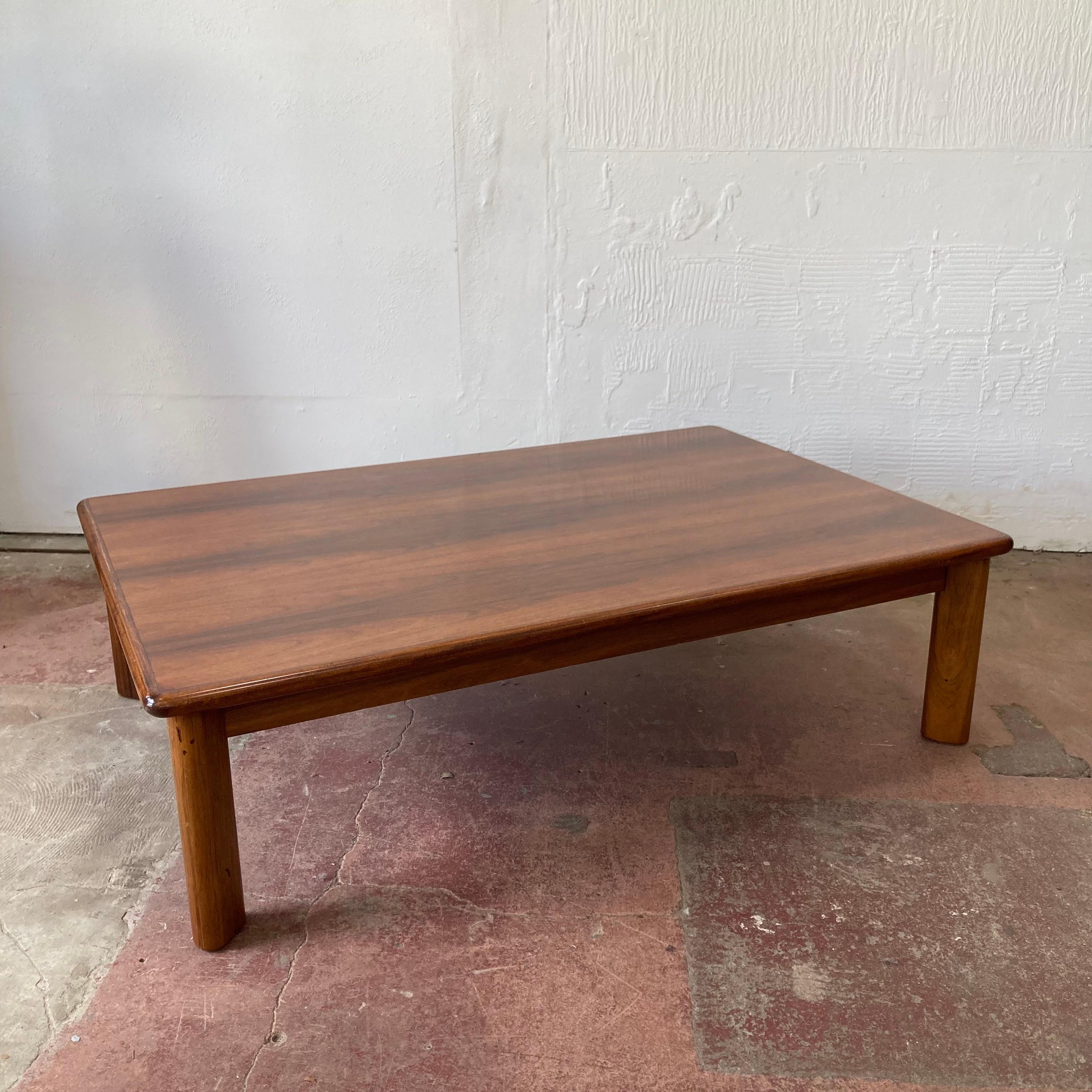 Cette table basse de plus grande taille est en teck massif Mid-Century Modern conçu par Dyrlund. La table est en parfait état vintage. Belle patine avec quelques marques, mais rien de majeur.

Dyrlund a des formes arrondies classiques, et cette