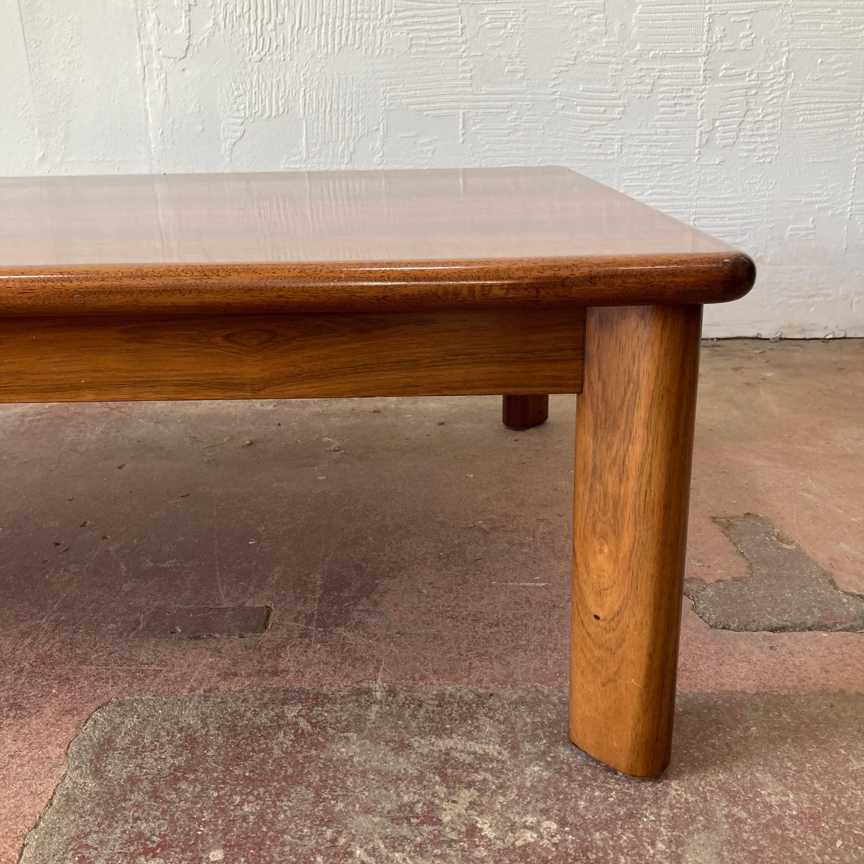Grande table basse danoise par Dyrlund, Danemark État moyen - En vente à Sherborne, GB