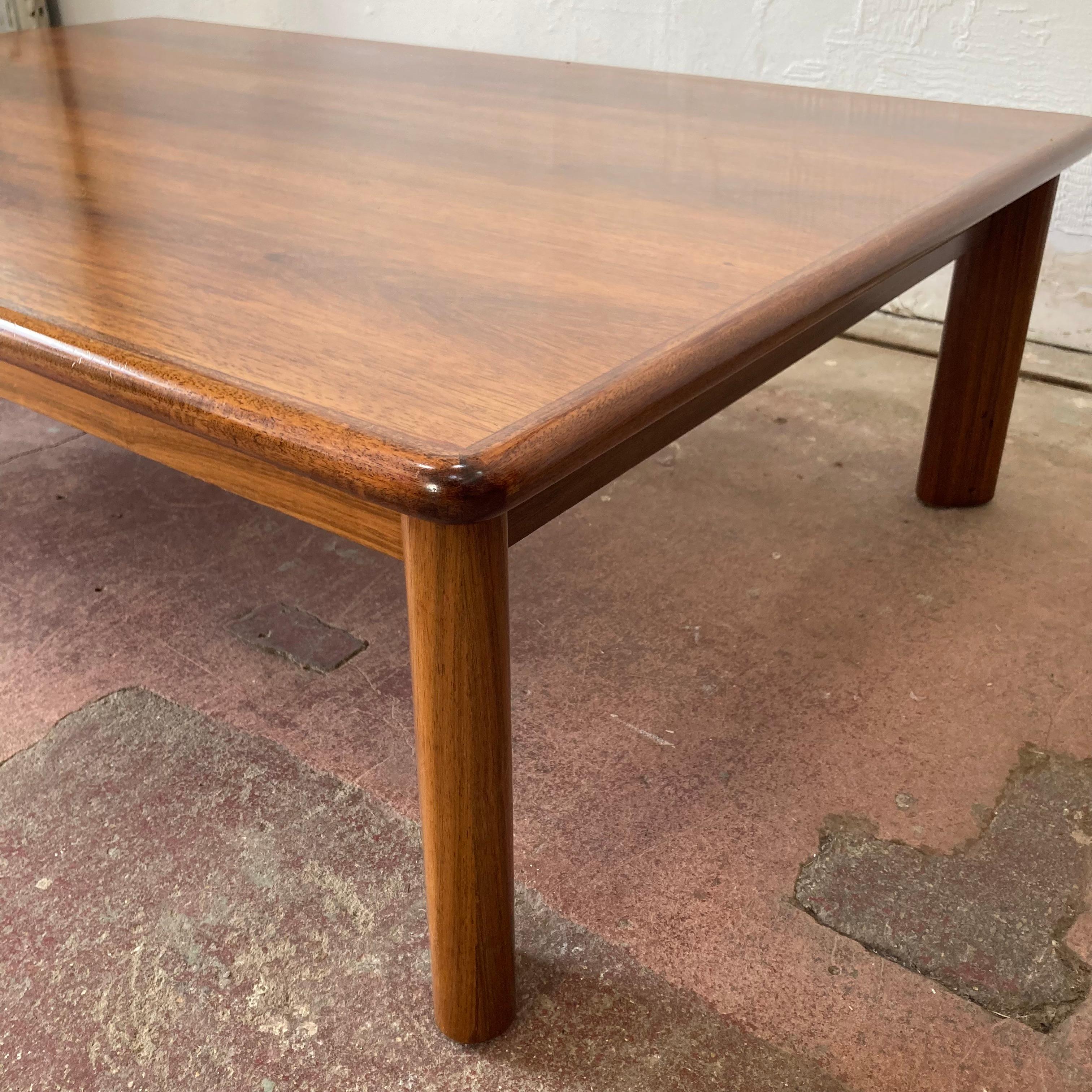 20ième siècle Grande table basse danoise par Dyrlund, Danemark en vente