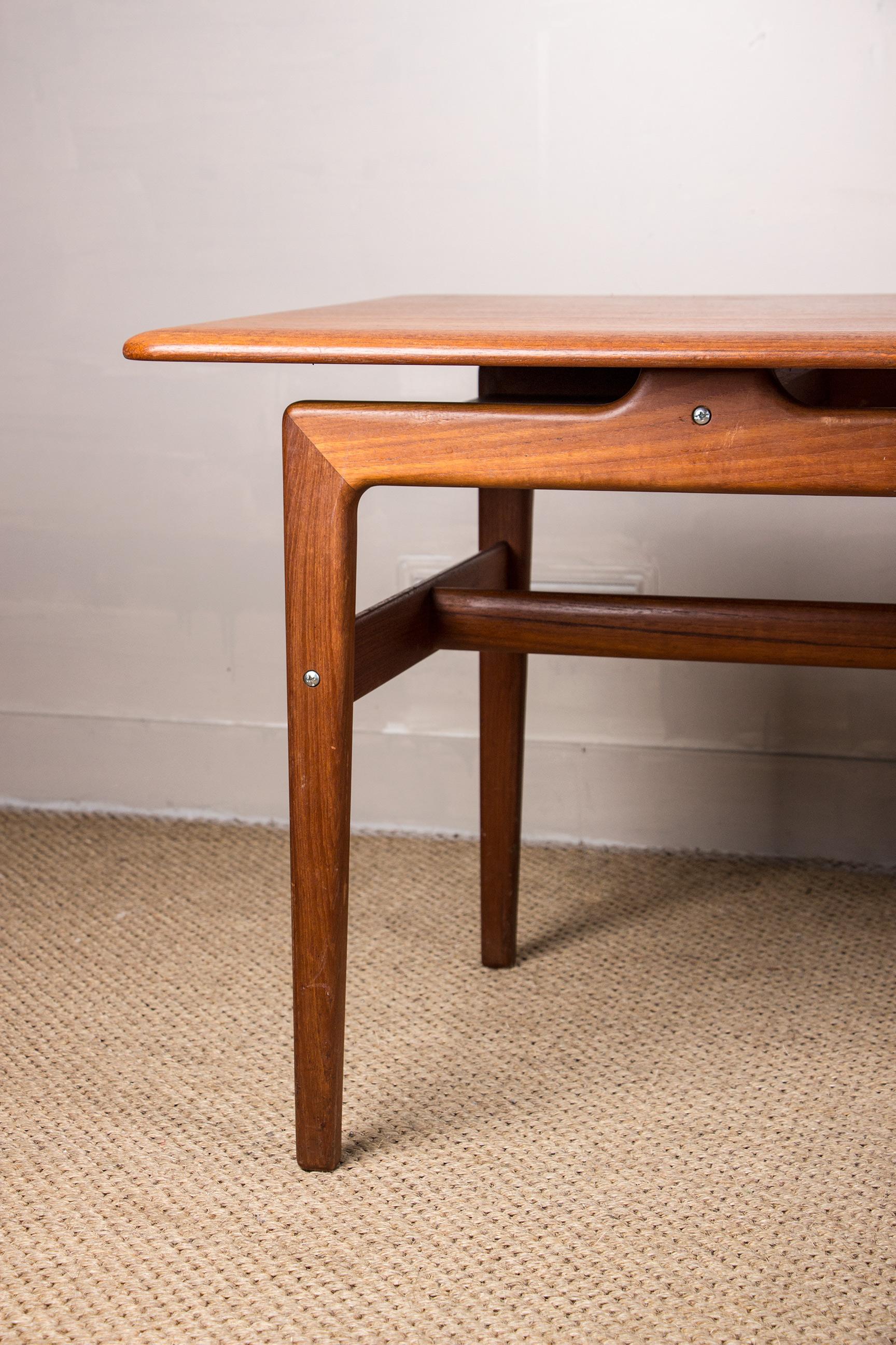 Scandinave moderne Grande table basse danoise en teck avec gammes de documents, 1960