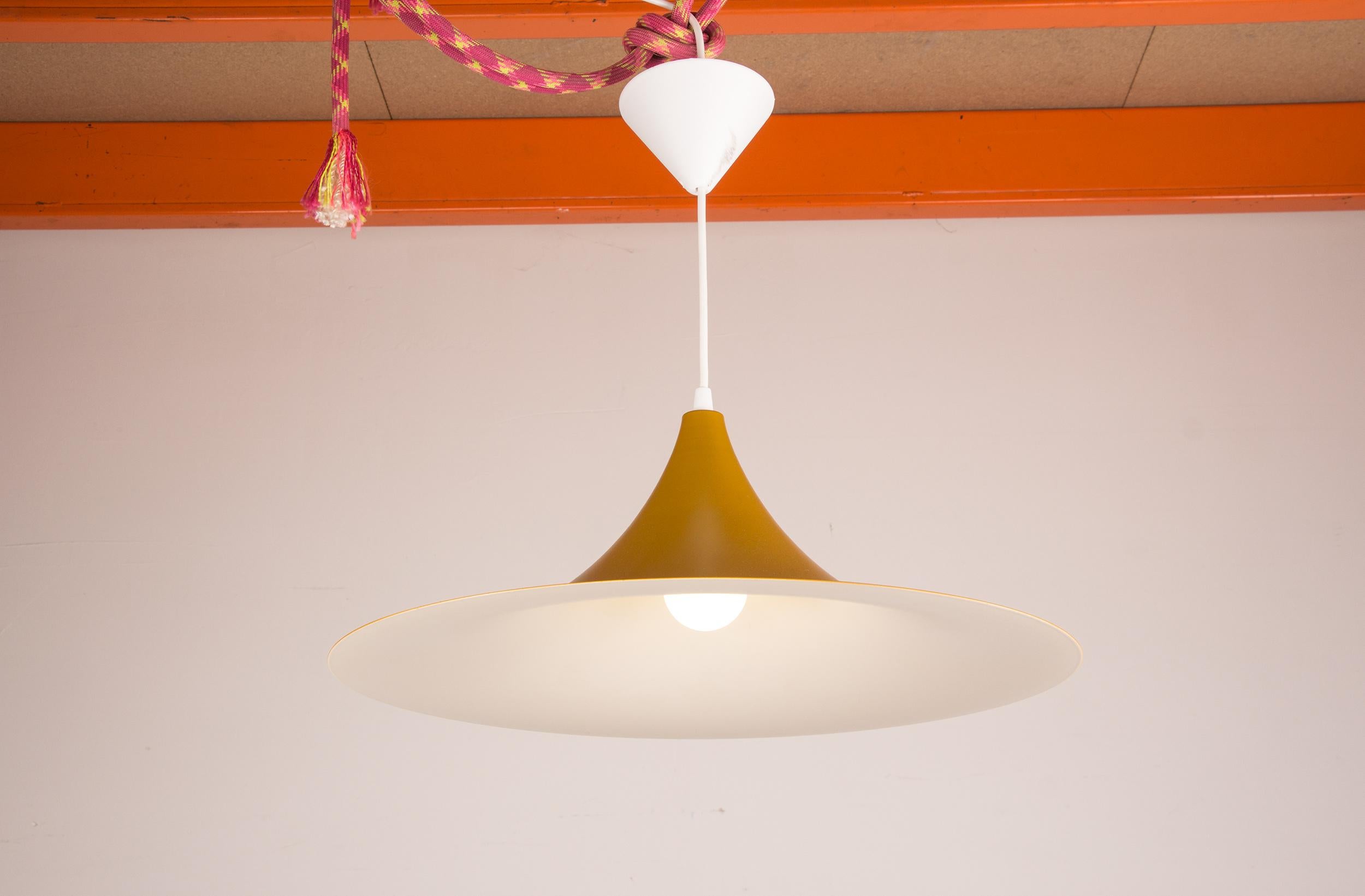 Scandinavian metal pendant light, reissue of a model by Claire Bonderup and Torsten Thorup designed in the 60s. Very elegant, this pendant light offers diffused lighting over a large area. Almost new condition, very beautiful workmanship.
