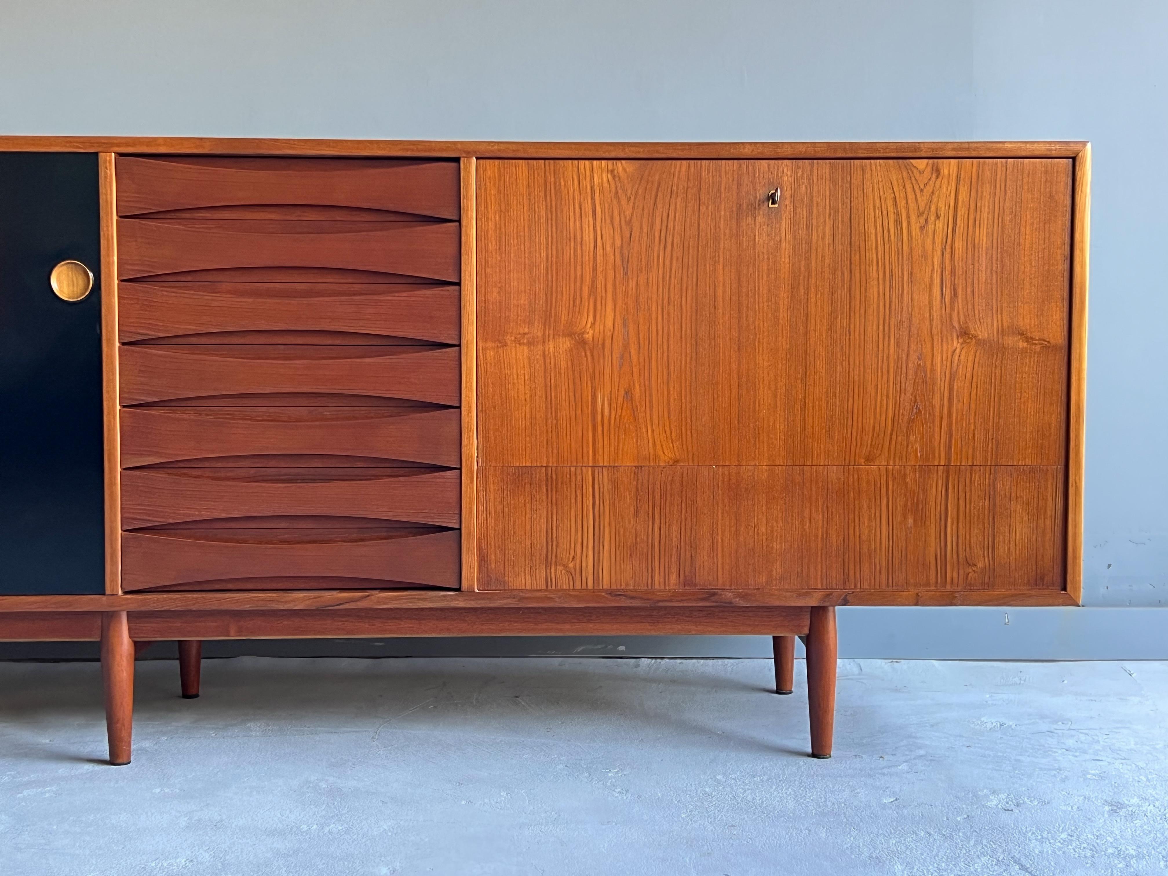 Large Danish Credenza by Arne Vodder For Sibast - Model 29A In Good Condition In Round Rock, TX