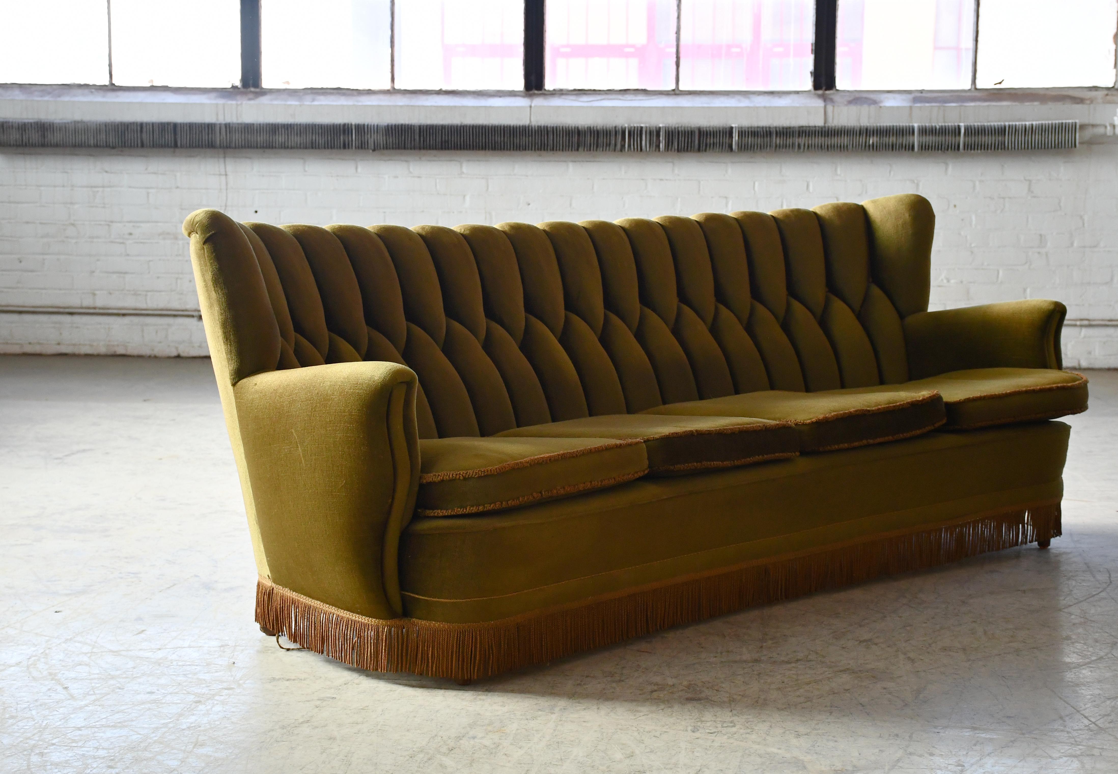 Art déco Grand canapé danois incurvé en mohair vert d'origine ca. 1950 en vente