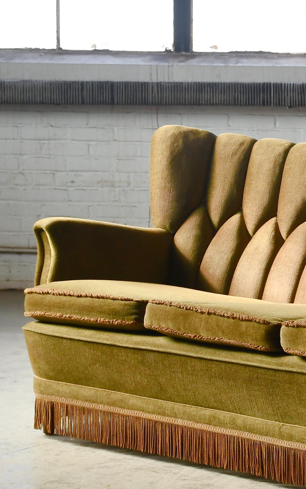 Danois Grand canapé danois incurvé en mohair vert d'origine ca. 1950 en vente