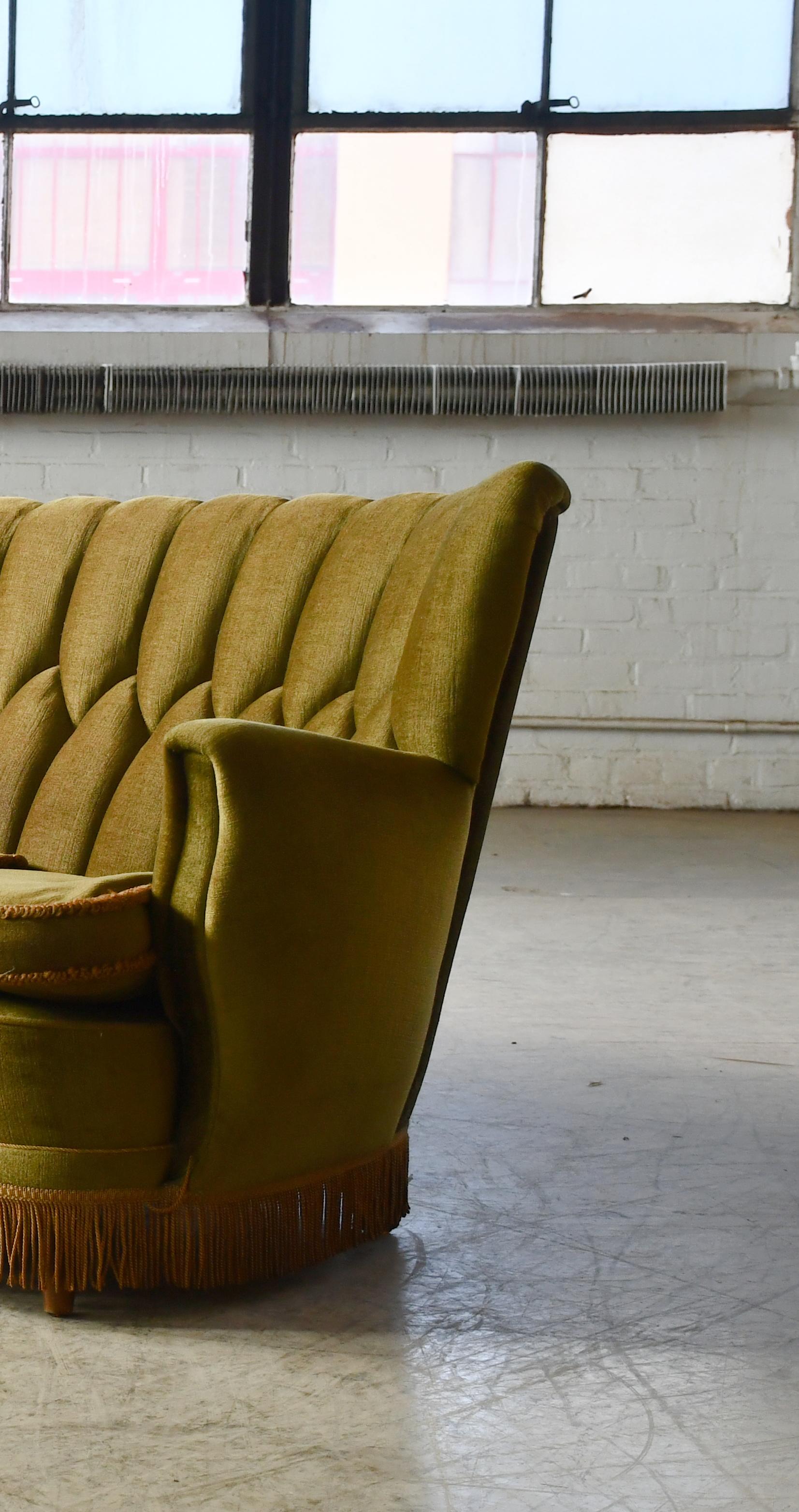 Milieu du XXe siècle Grand canapé danois incurvé en mohair vert d'origine ca. 1950 en vente