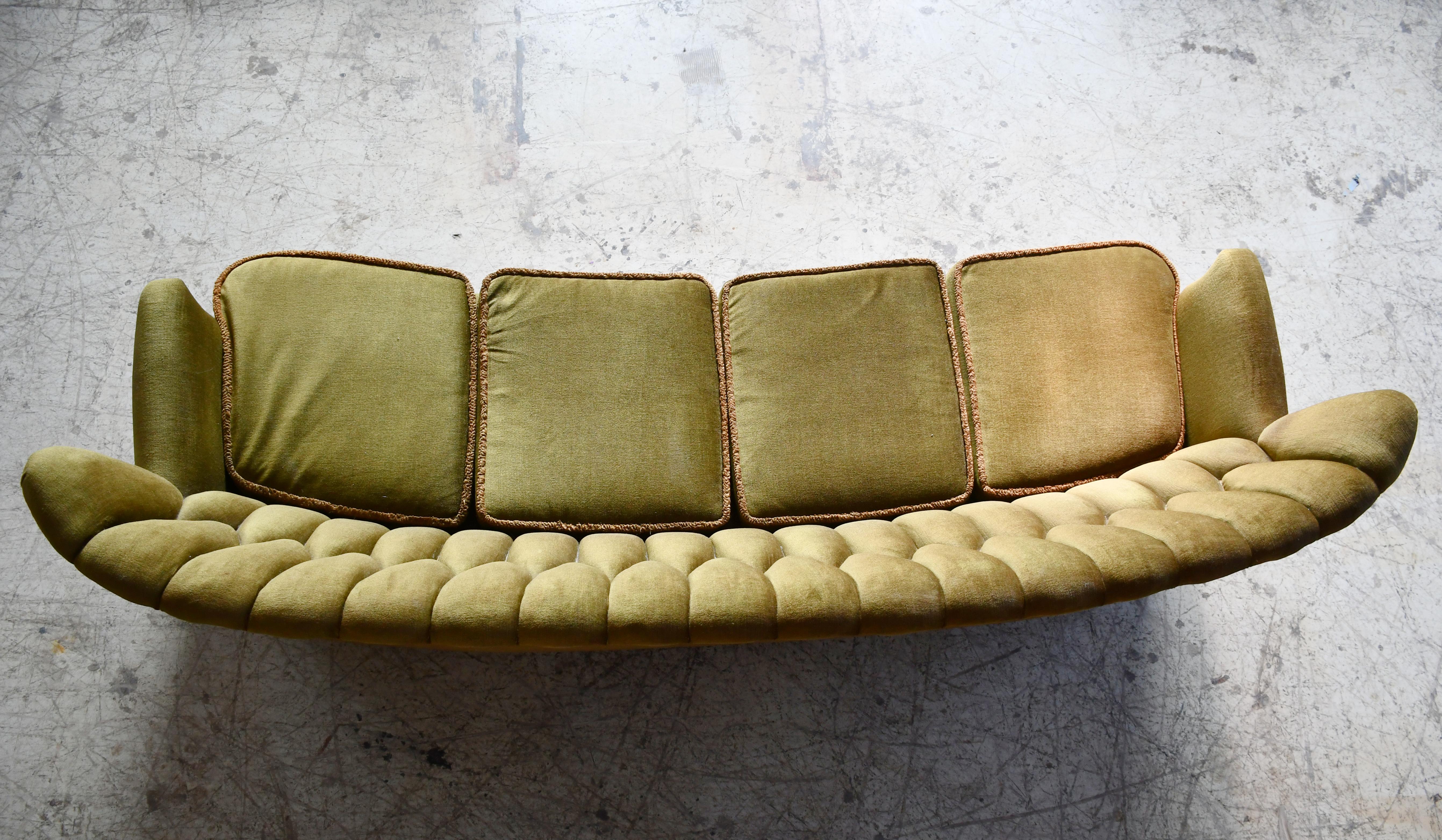 Laine Grand canapé danois incurvé en mohair vert d'origine ca. 1950 en vente