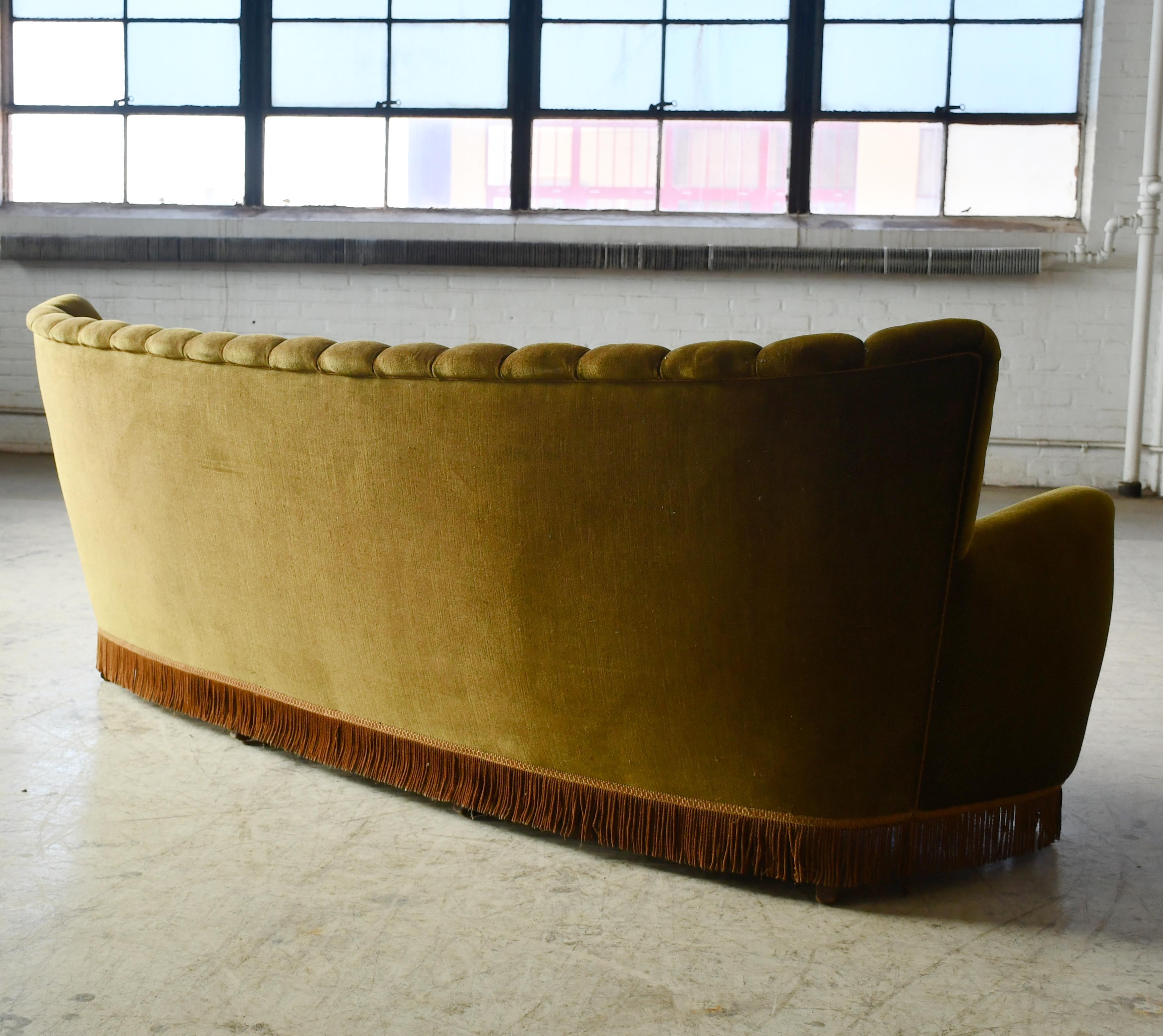Grand canapé danois incurvé en mohair vert d'origine ca. 1950 en vente 1
