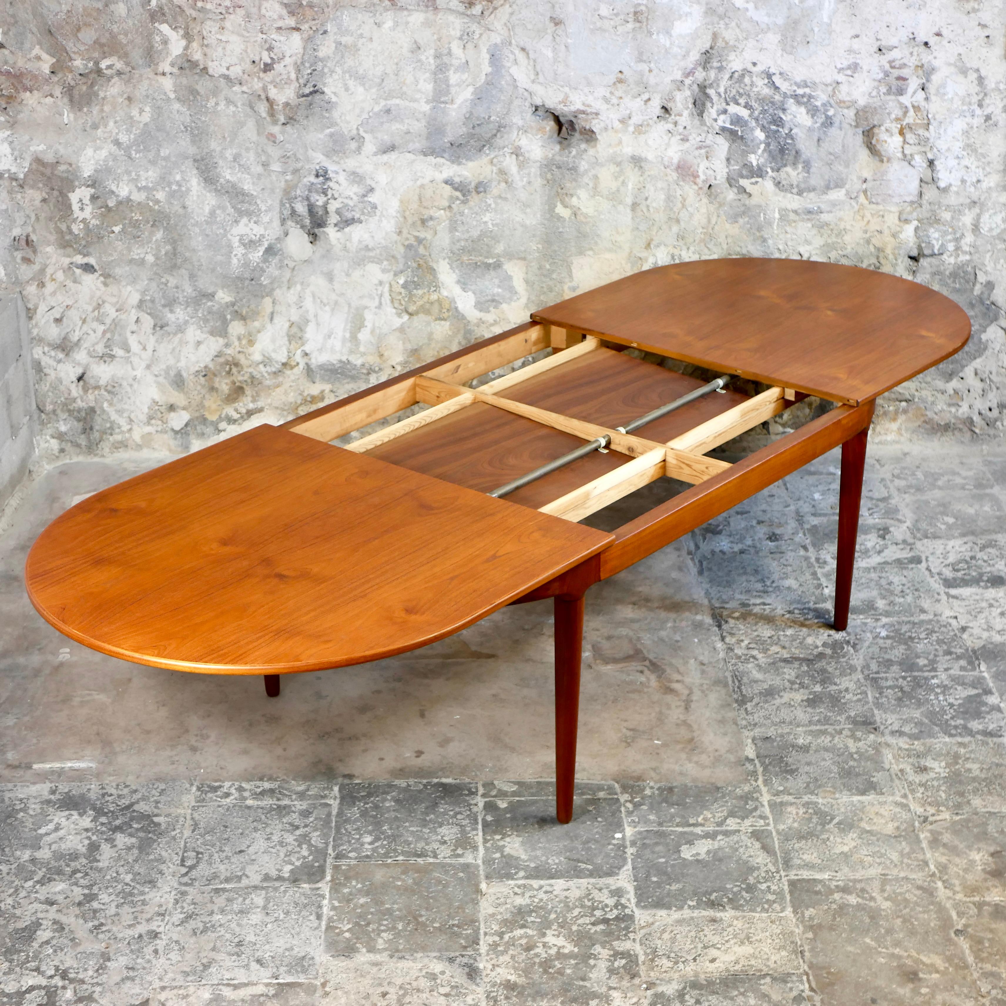 Danish Large danish expandable teak table by Arne Hovmand-Olsen for Mogens Kold, 1960s