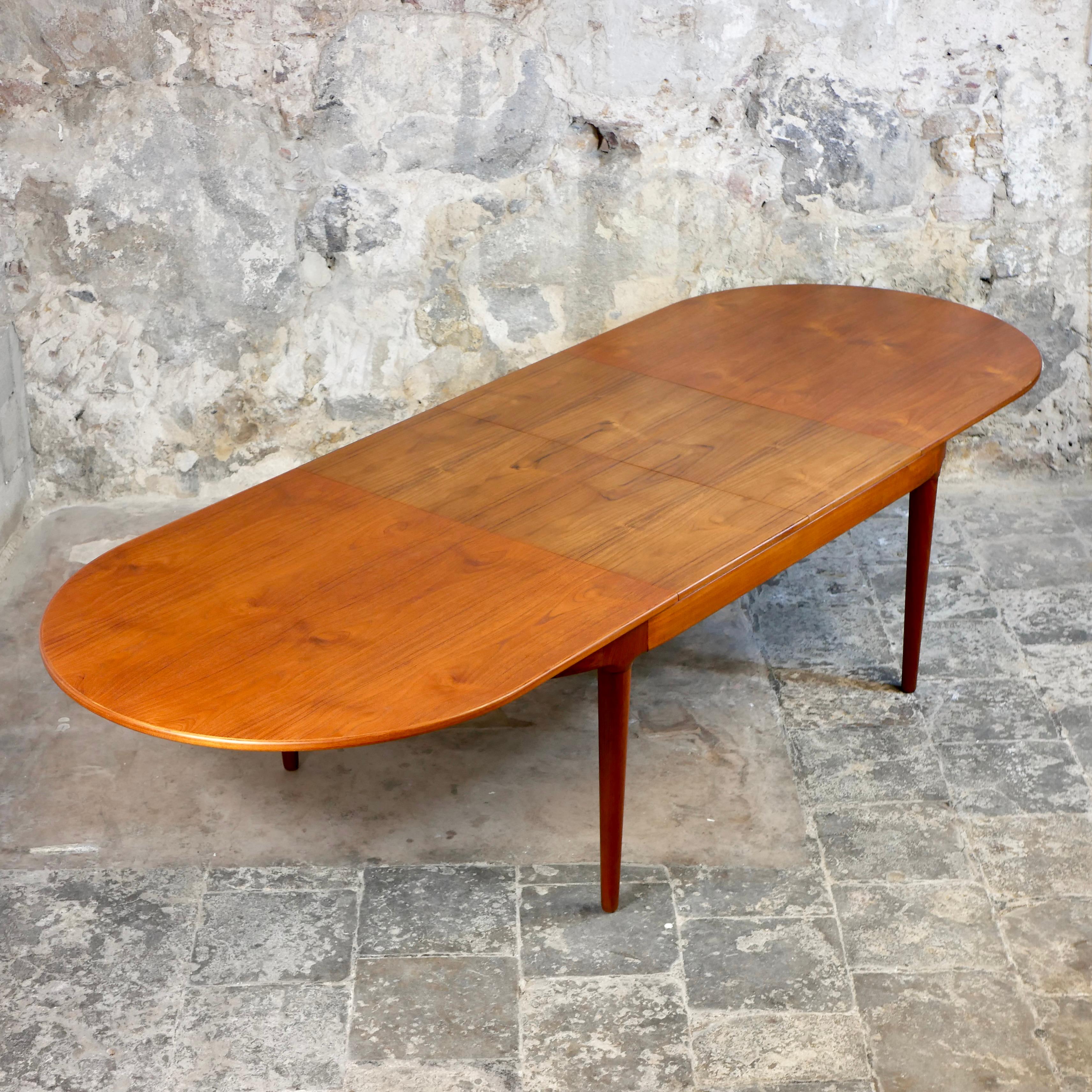Large danish expandable teak table by Arne Hovmand-Olsen for Mogens Kold, 1960s In Good Condition In Lyon, FR