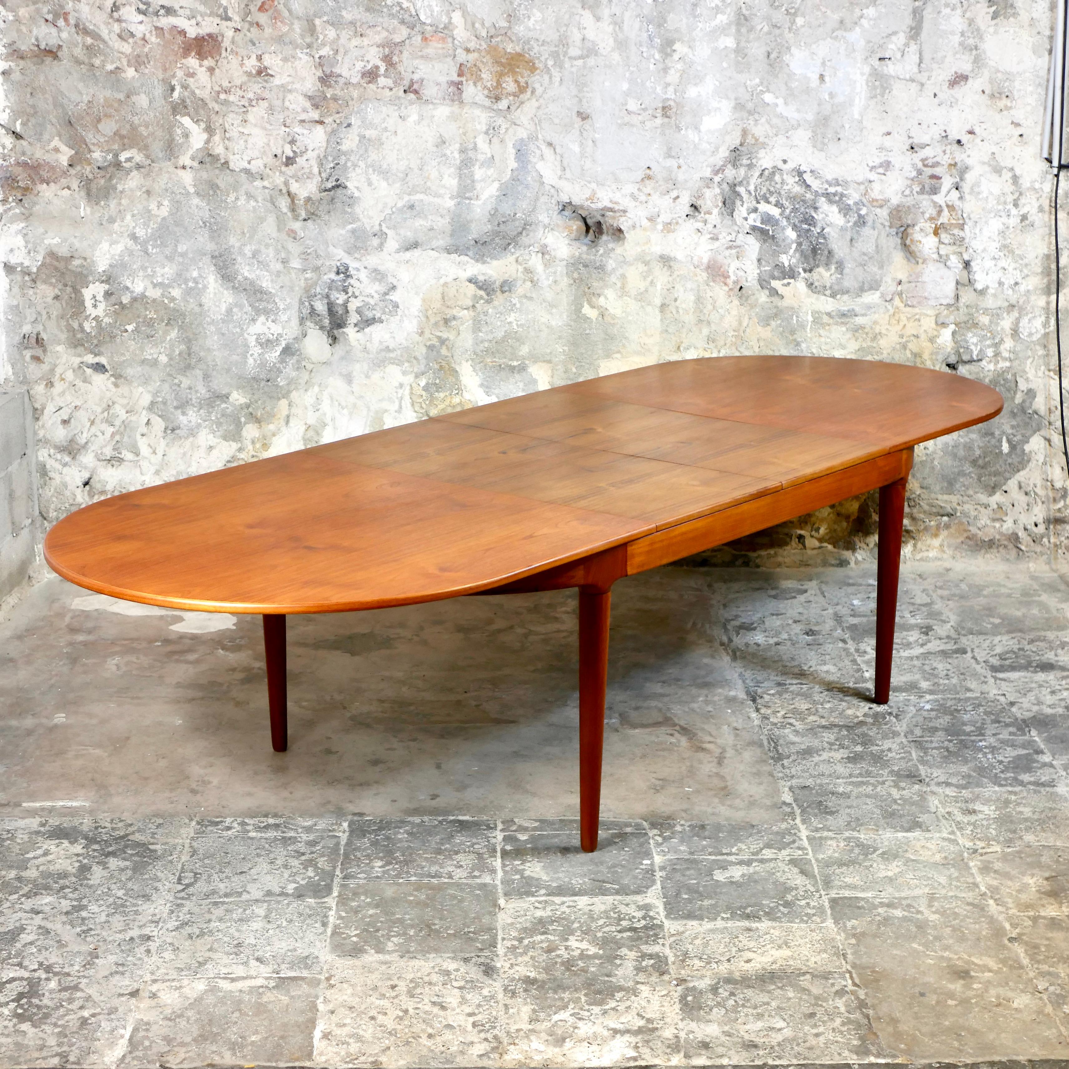 Mid-20th Century Large danish expandable teak table by Arne Hovmand-Olsen for Mogens Kold, 1960s