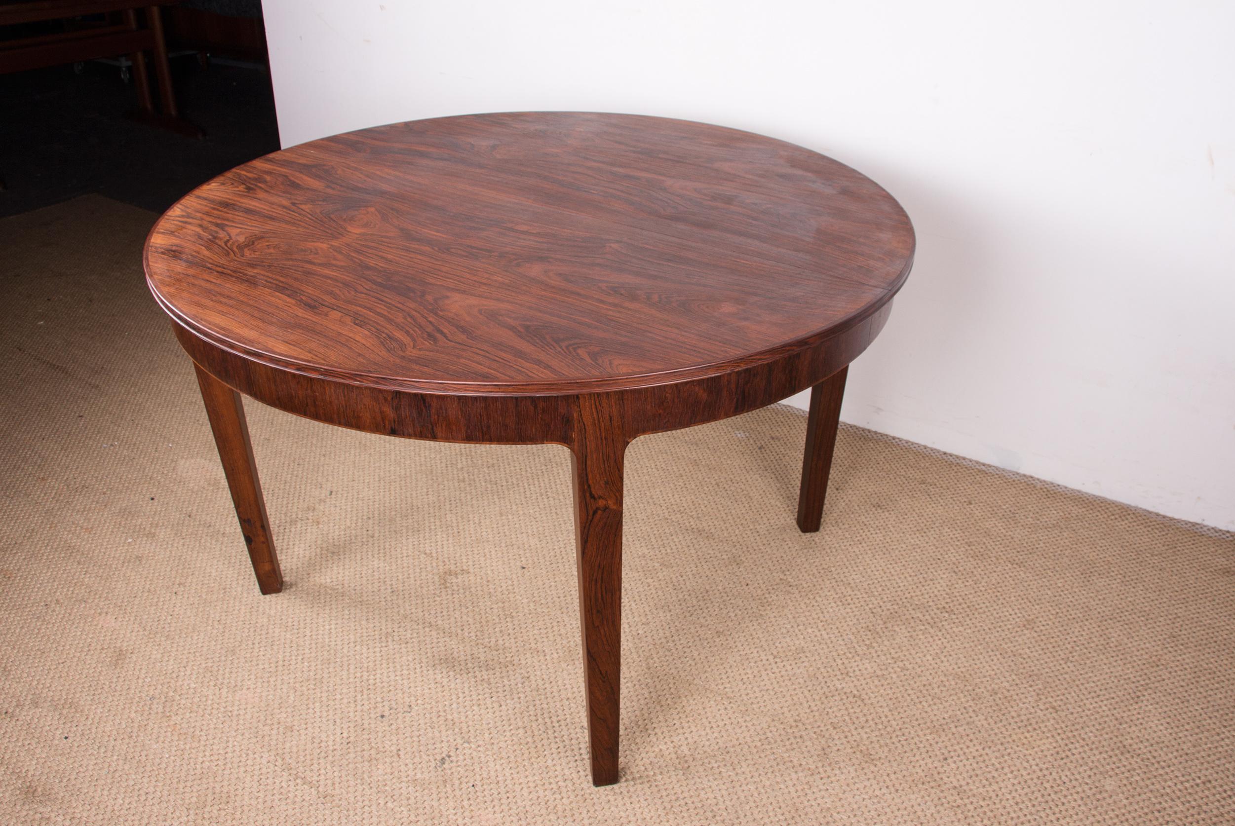 Large Danish extendable dining table in Rosewood by Hugo Frandsen for Spottrup. For Sale 3